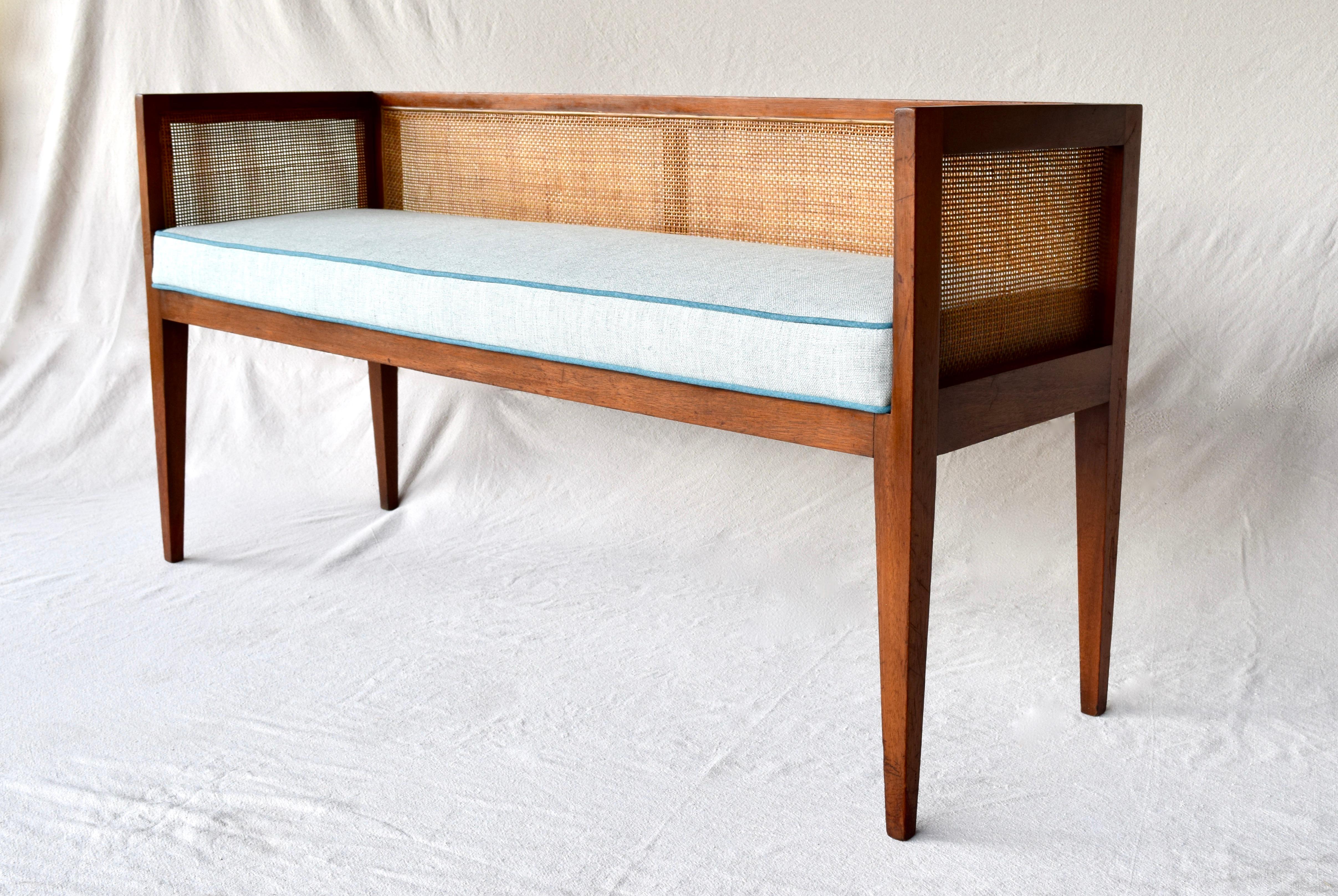 1950s Walnut Window Bench Attributed to Edward Wormley for Dunbar In Excellent Condition In Southampton, NJ