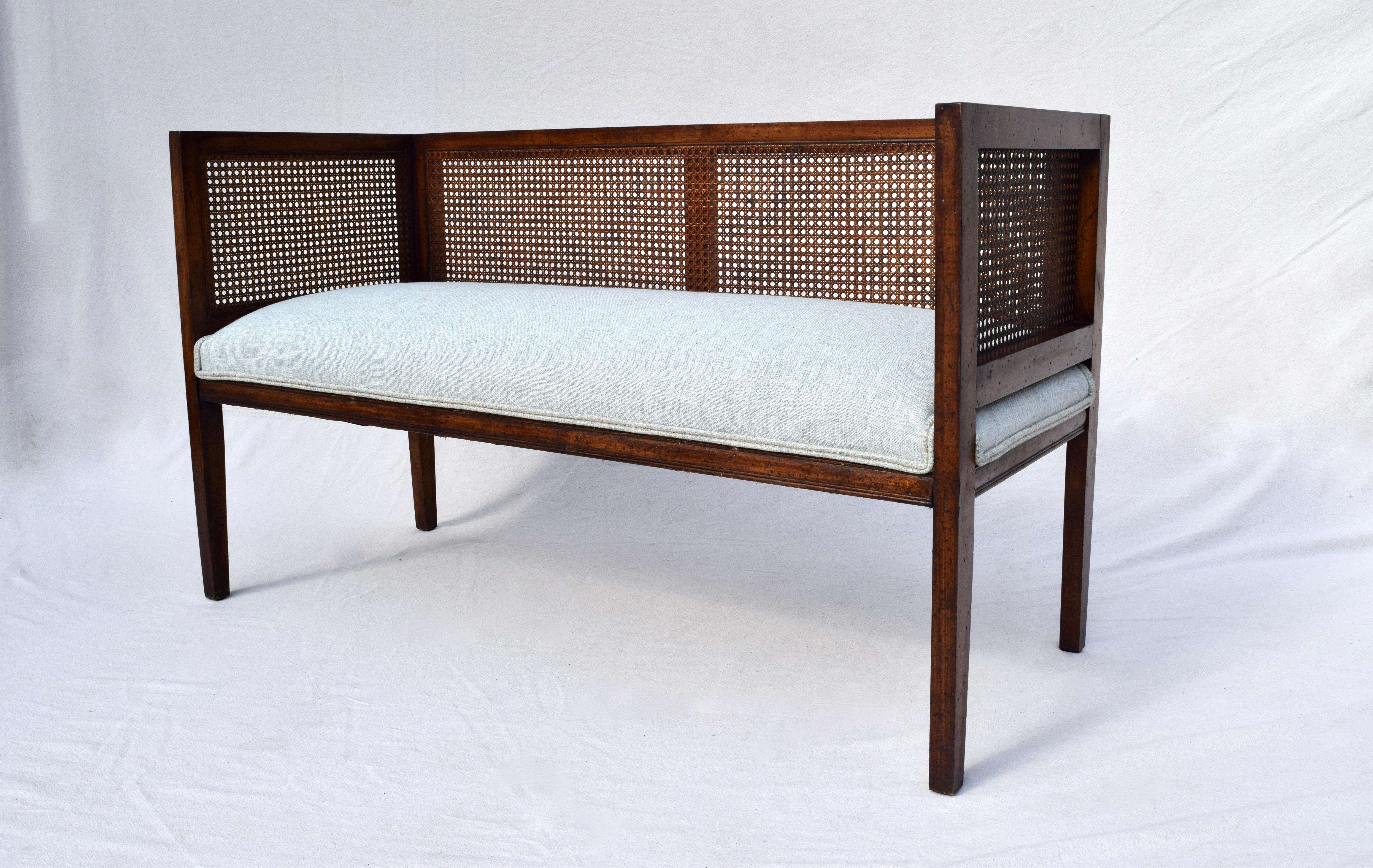 1950s Walnut Window Bench in the Manner of Edward Wormley for Dunbar In Excellent Condition In Southampton, NJ