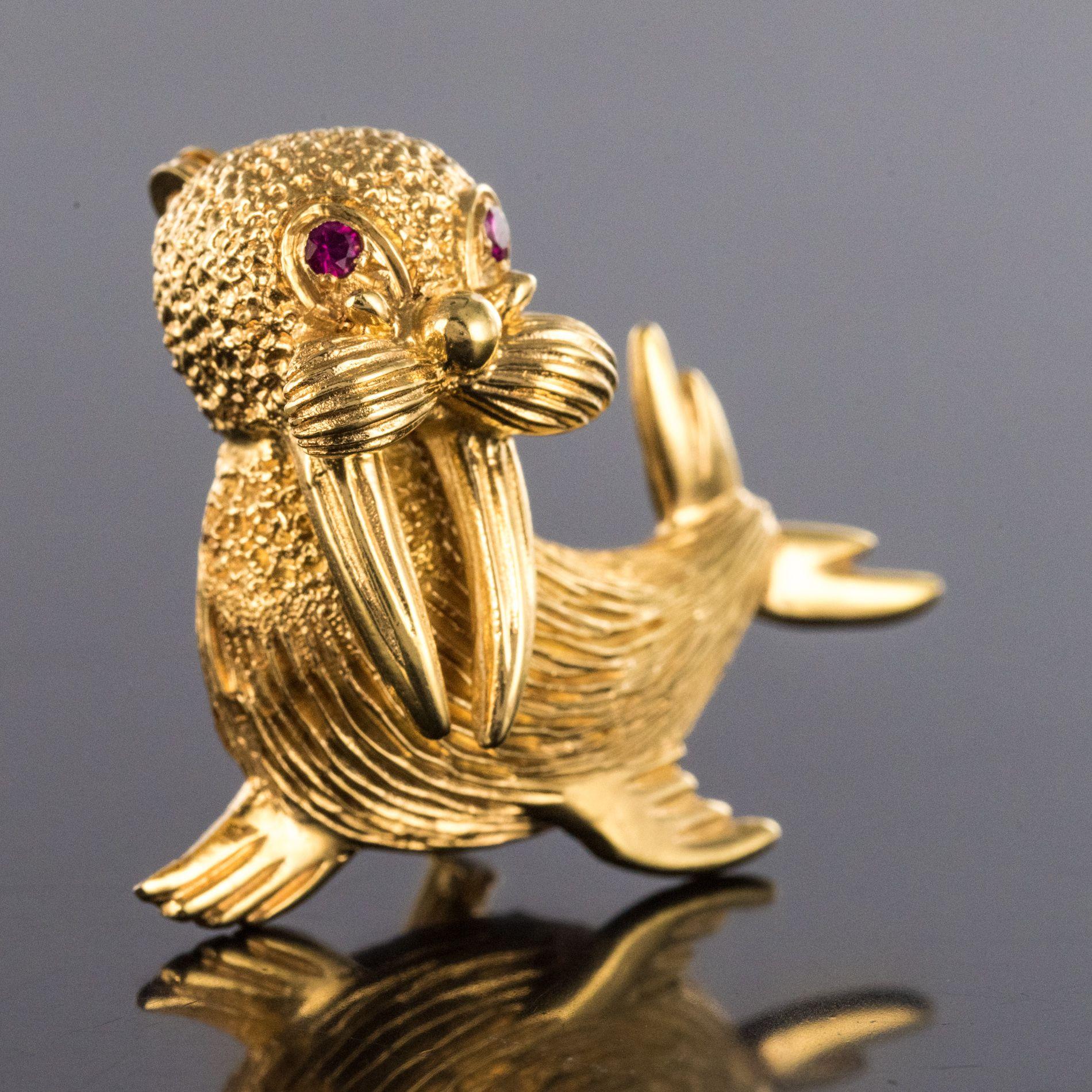 1950s Walrus 18 Karat Yellow Gold Brooch In Excellent Condition In Poitiers, FR