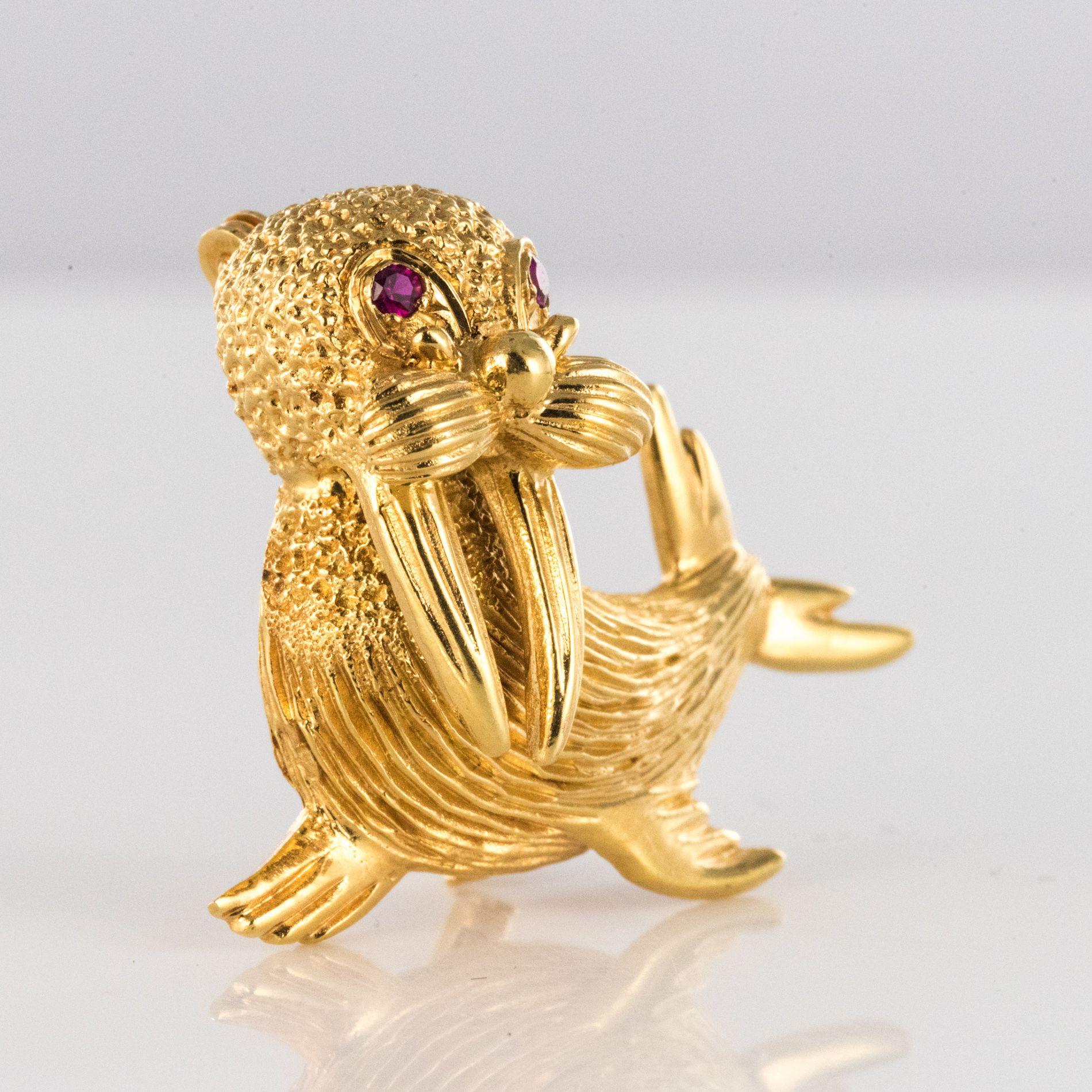 1950s Walrus 18 Karat Yellow Gold Brooch 1