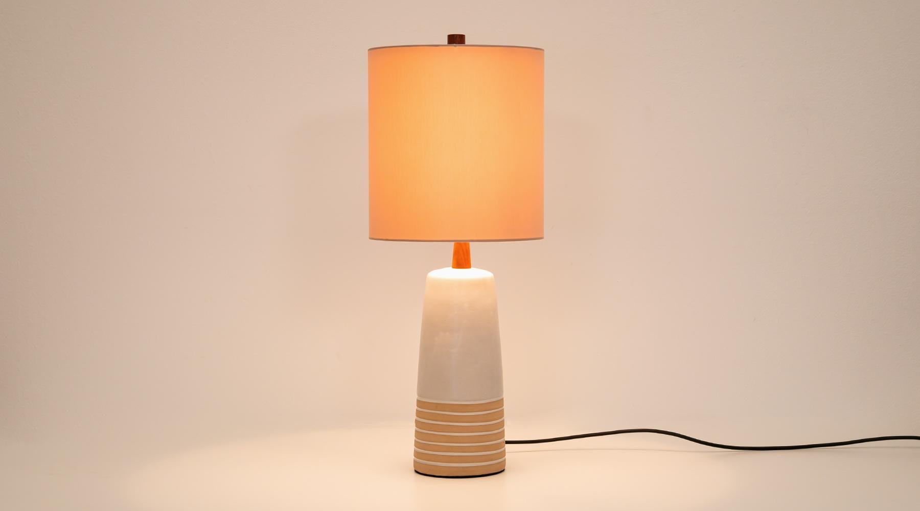 Table lamp, ceramic, sand colors, light shadow, Jane and Gordon Martz, USA, 1954

This smaller example is just one of the unique, handcrafted pieces by Jane & Gordon Martz and comes in excellent condition. The lampshade is directly matched to the