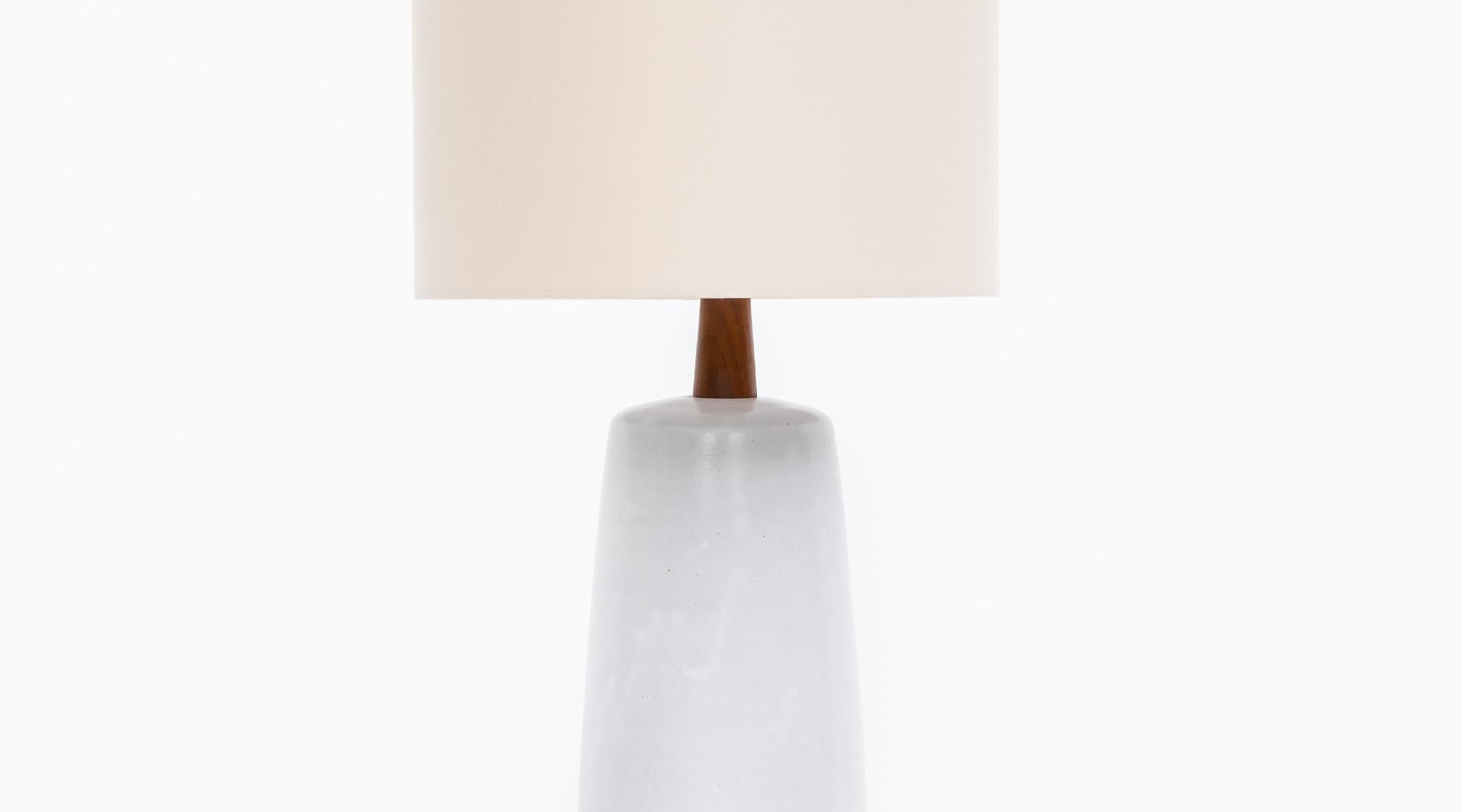 1950s Warm, Bright Ceramic Table Lamp by Jane & Gordon Martz 'j' In Good Condition For Sale In Frankfurt, Hessen, DE