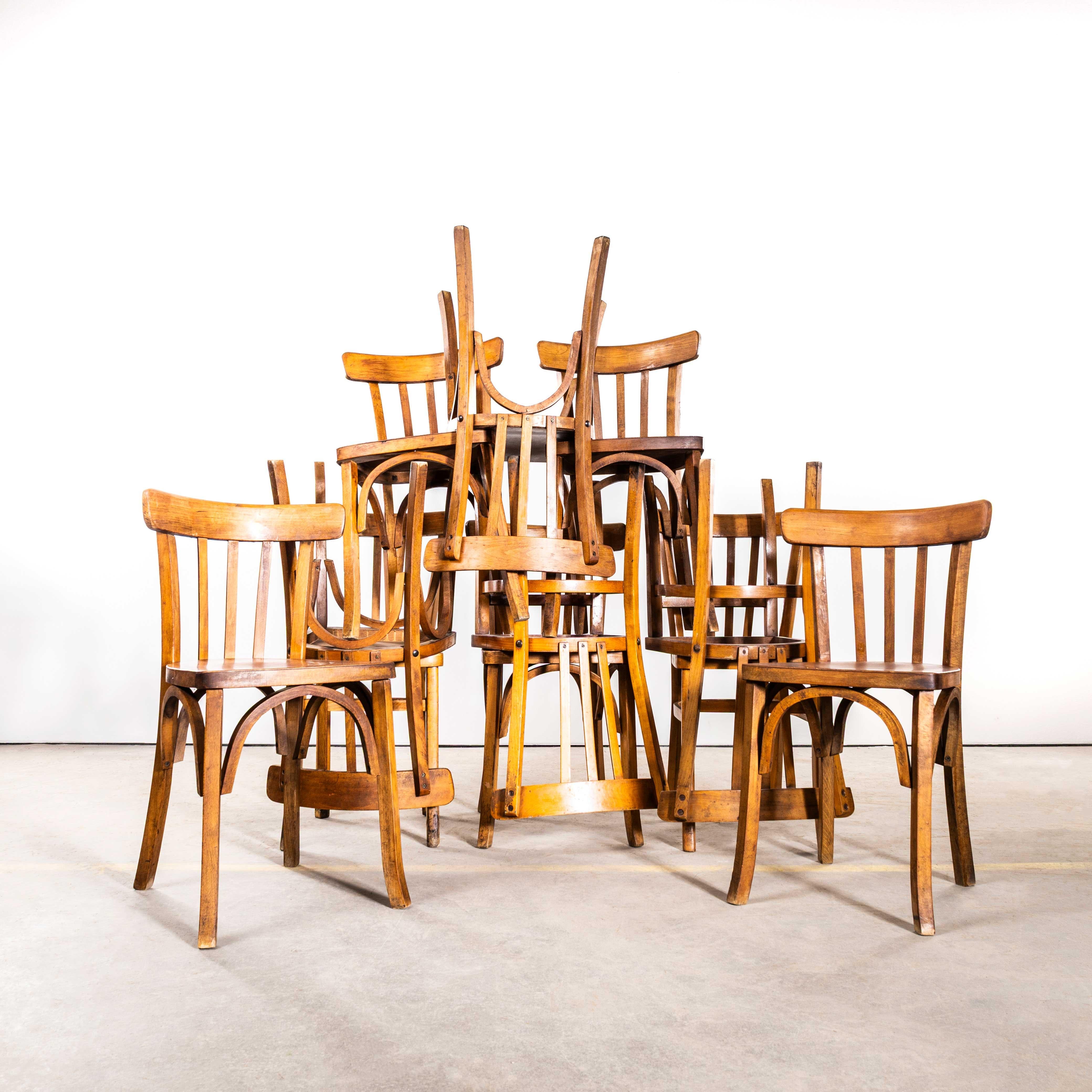 Chaises de salle à manger bistro en chêne chaud Baumann Bentwood des années 1950. 
Fabriqué par le fabricant Baumann. Baumann est un producteur français un peu à l'écart des radars, qui commence tout juste à s'imposer sur le marché. Baumann a été