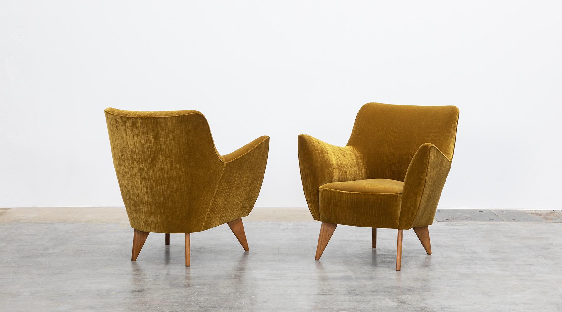 New upholstery in ocra yellow high-quality fabric, lounge chairs by Guglielmo Veronesi, Italy, 1952.

A pair of lounge chairs designed by Guglielmo Veronesi. Its sensual curves and the elegantly tapered legs give the chairs a sculptural and modern