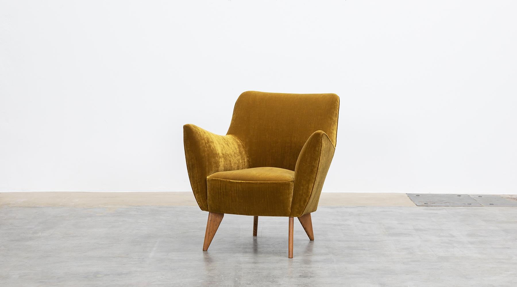 1950s Warm Yellow Fabric Lounge Chairs by Guglielmo Veronesi, New Upholstery In Good Condition For Sale In Frankfurt, Hessen, DE