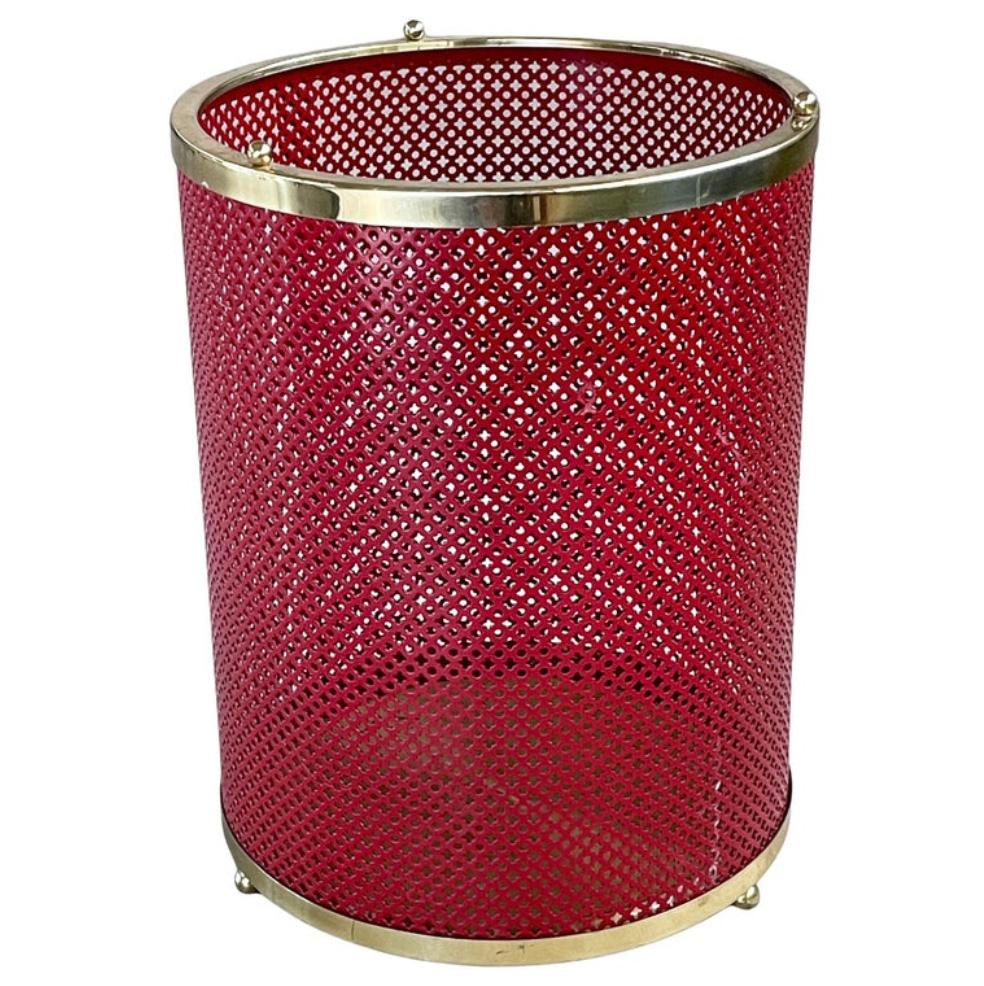 Stilvoller Mid-Century-Papierkorb. Konstruiert aus rot pulverbeschichtetem  gelochtes Metall mit Sockel und Details aus Messing. Der Hersteller ist unbestätigt, es wird jedoch angenommen, dass er italienischen Ursprungs ist.
Abmessungen: Höhe 35,5