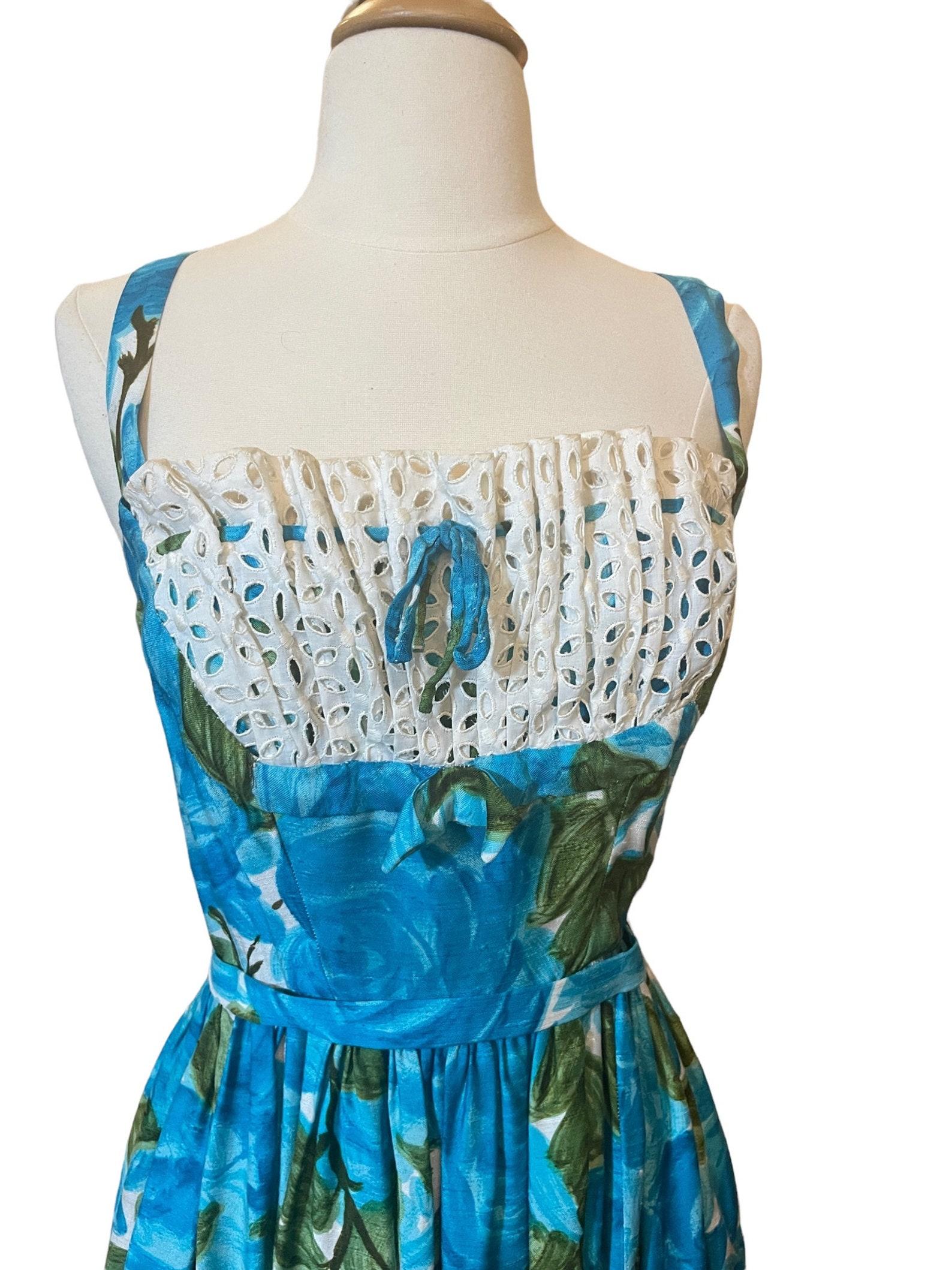 Blu Abito da sole floreale acquerellato blu e verde, anni '50 circa in vendita