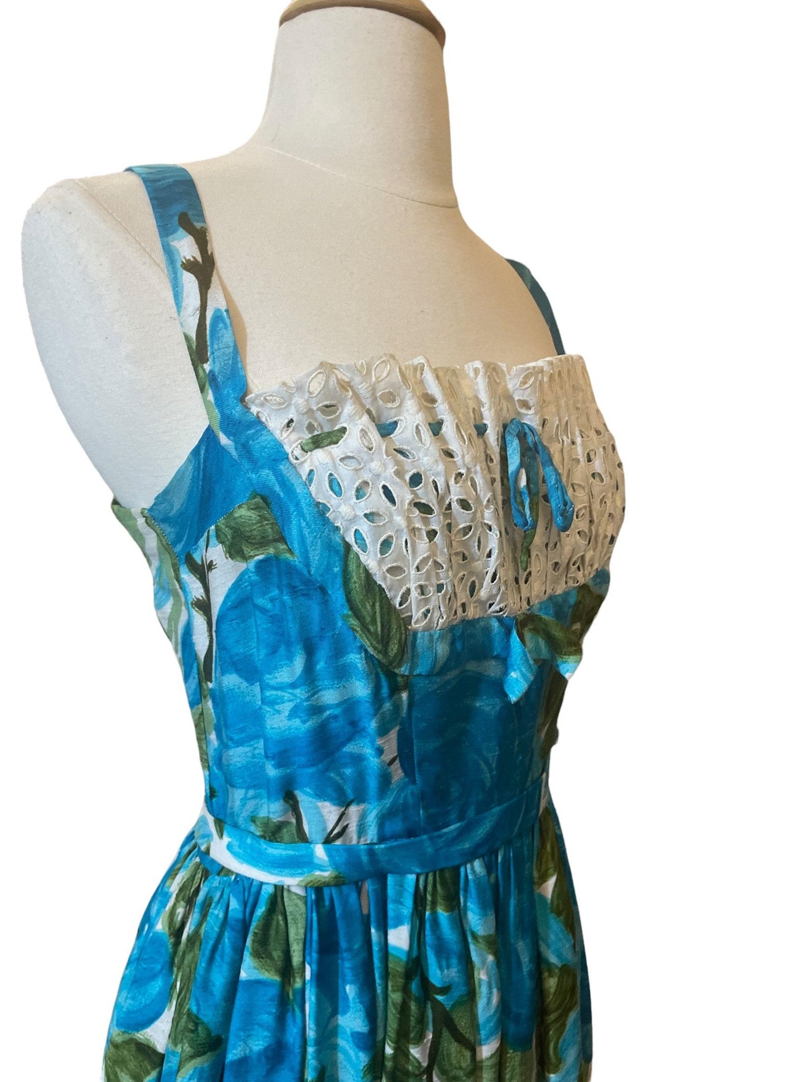 Abito da sole floreale acquerellato blu e verde, anni '50 circa in vendita 2