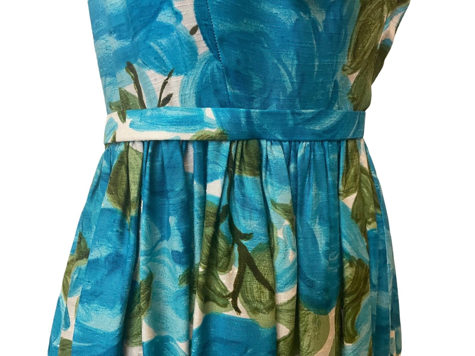 Abito da sole floreale acquerellato blu e verde, anni '50 circa in vendita 3