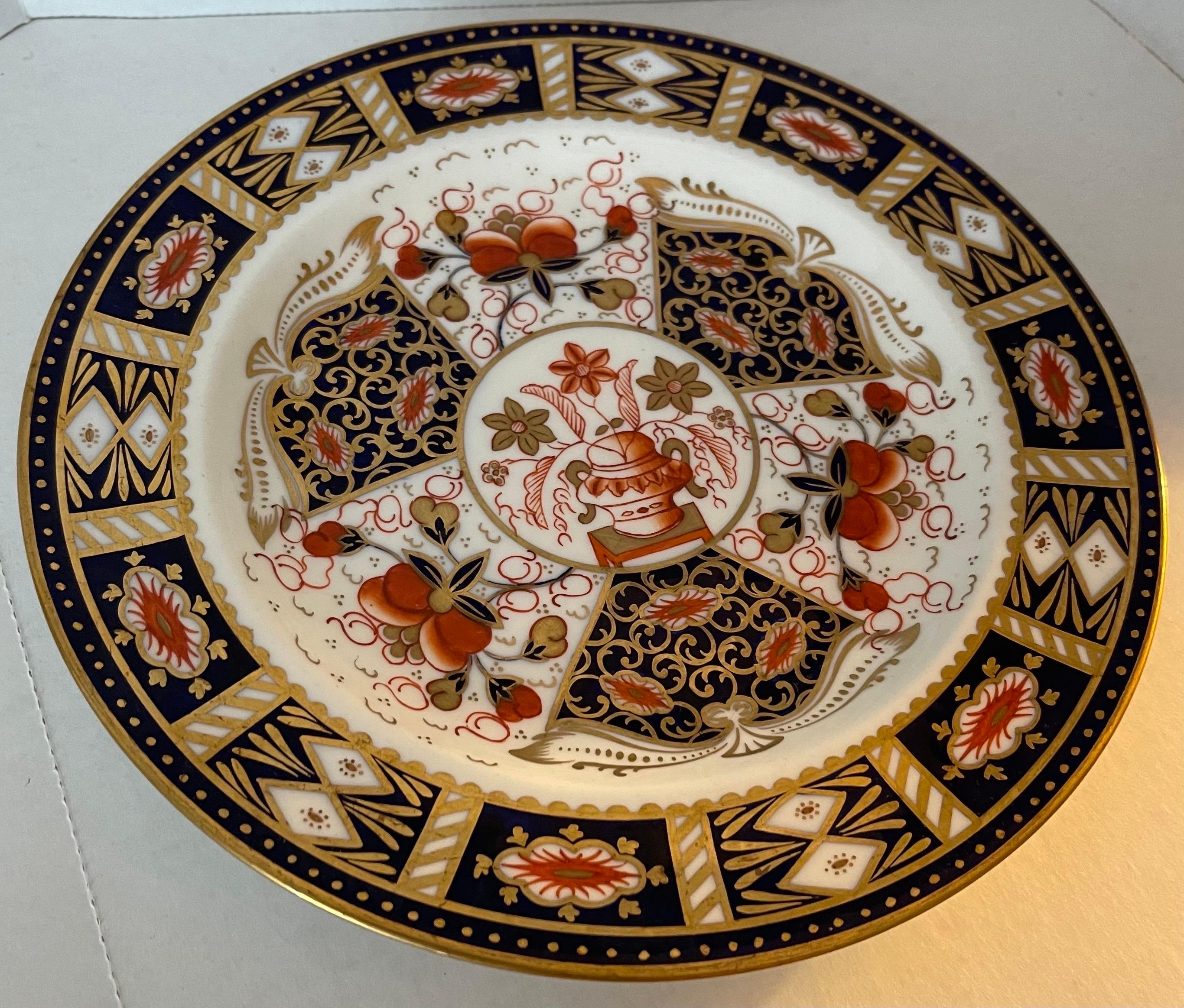 1950s Wedgwood Imari pattern dinner plate. Stamped Wedgwood on the underside. Made for William H. Plummer & Co. in New York City. 