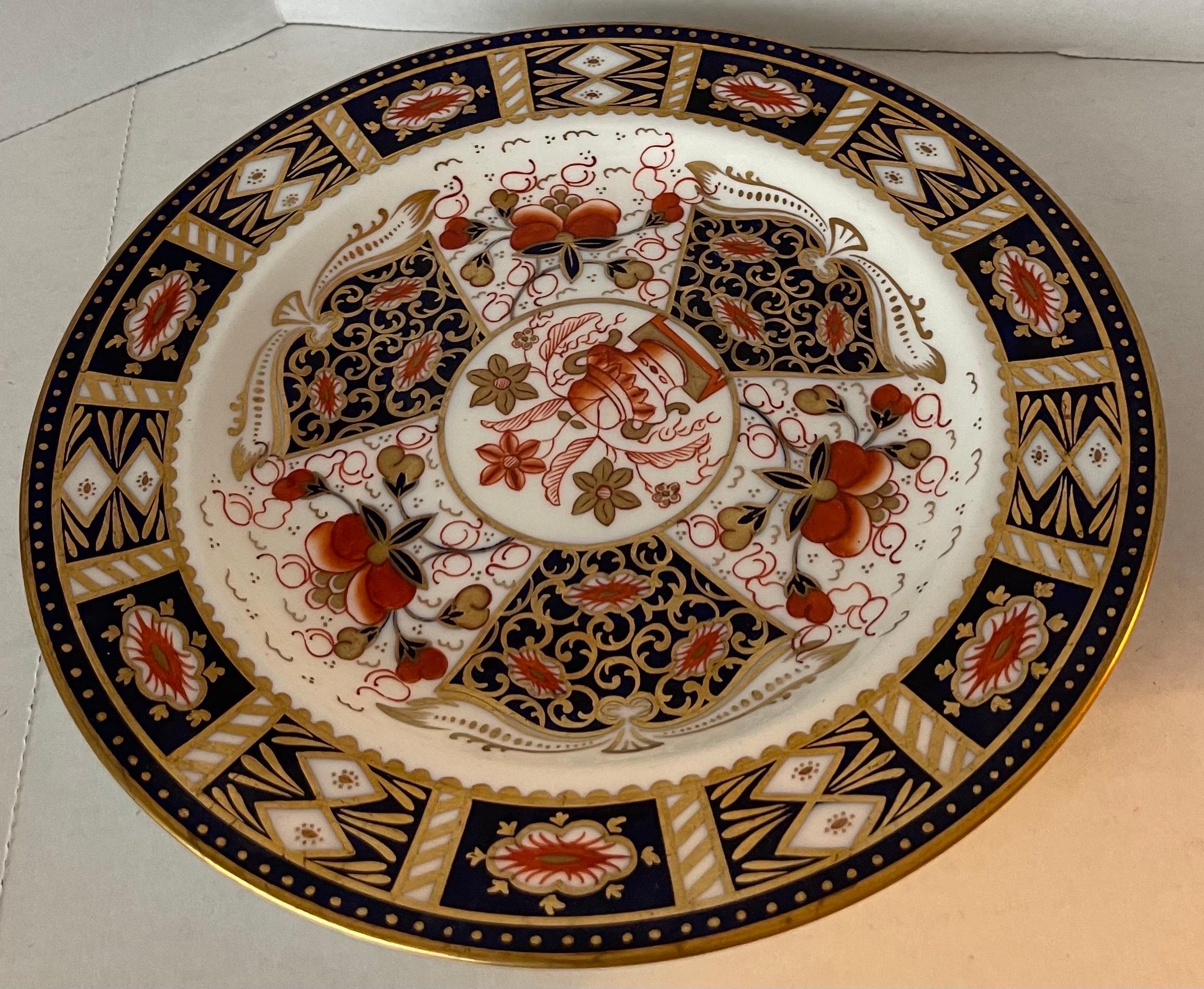 1950s Wedgwood Imari Pattern Dinner Plate In Good Condition For Sale In Stamford, CT