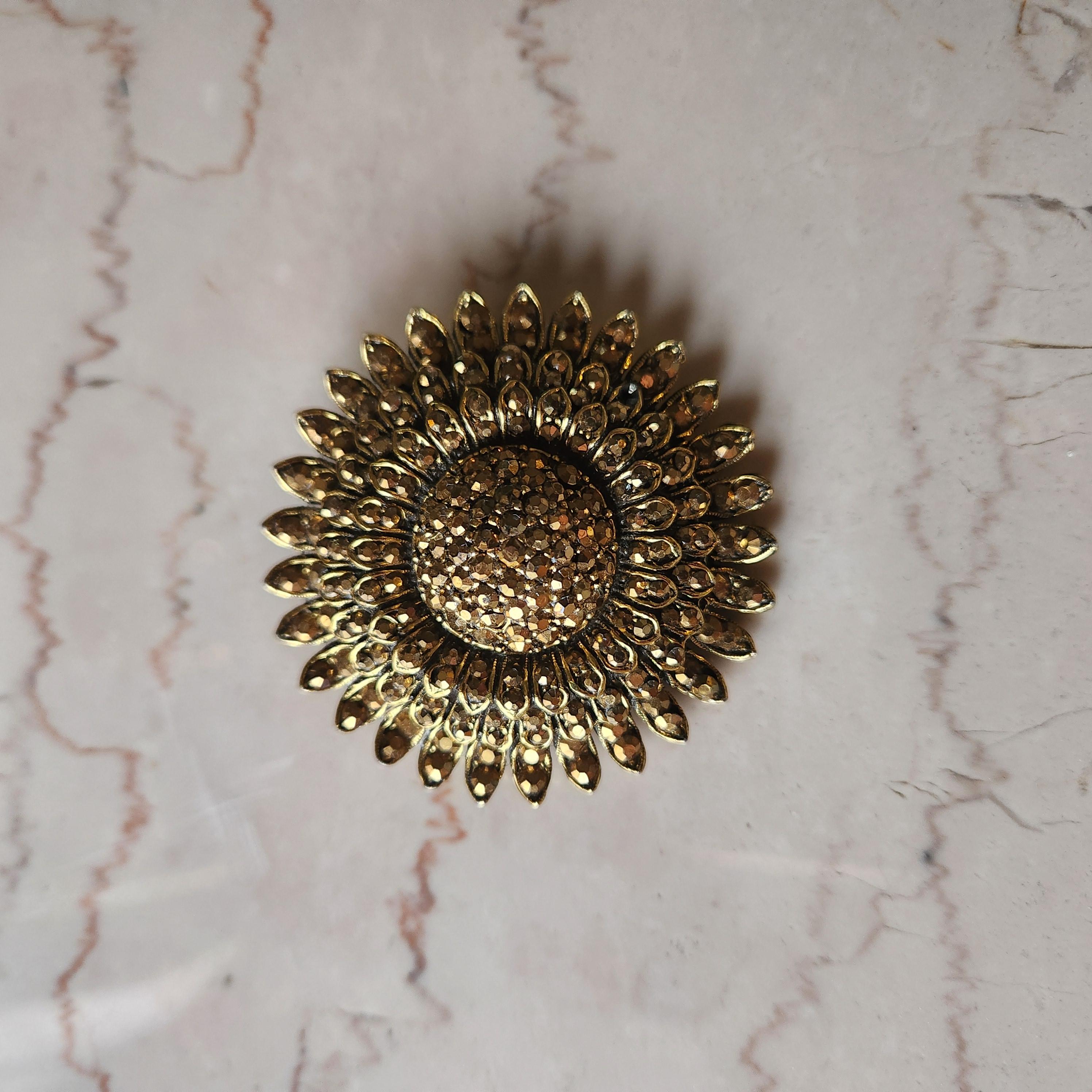 Signed Weiss Brooch Starburst Pin
stunning Gold Tone with brilliant Stones Diamanté Pavé
four tier setting
approximately 2 inches diameter
Preowned vintage condition unrestored
Estate acquired 
Refer to listed images