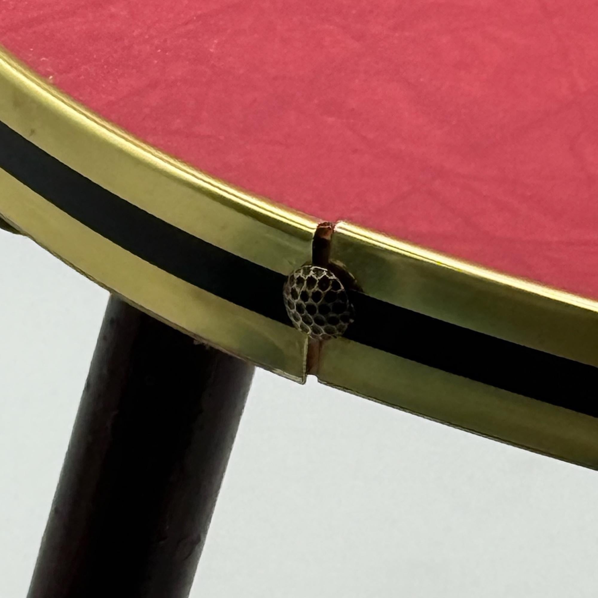 Set di tre piantane della Germania Occidentale del 1950, ognuna delle quali mostra l'estetica vibrante del design domestico del dopoguerra. Il Trio comprende un piano rotondo blu, una versione corallo morbidamente squadrata e un tavolo 