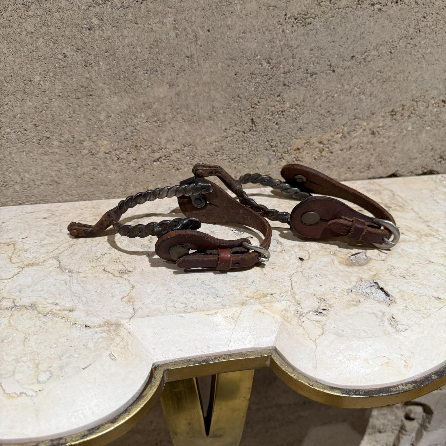 Antike geschmiedete Eisen Western Cowboy Sporen 
Meisterrasen Los Angeles
Geflochtenes Eisen, Leder und Messing 
Unmarkiert
8 L x 4 B x 2 hohe Zoll
Original Vintage Preowned Zustand. Unrestauriert. Patina vorhanden.
Siehe Bilder