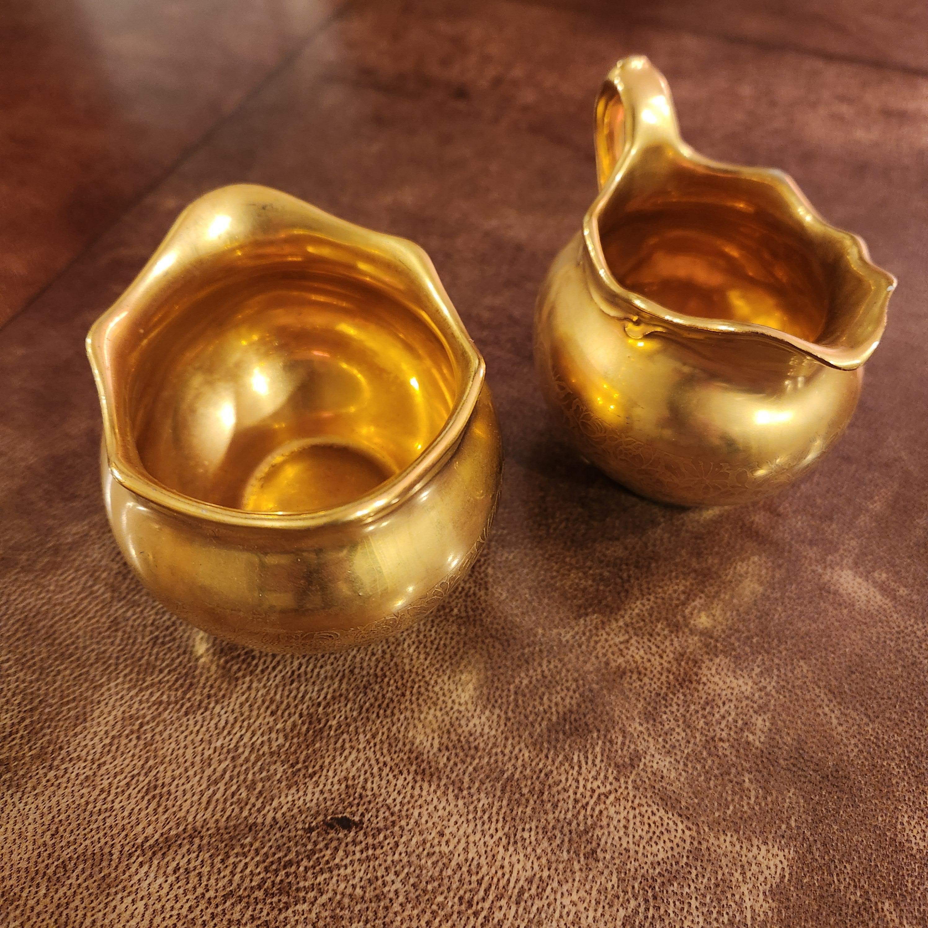 Vintage Wheeling Porzellan W. VA
Zucker- und Sahnegießer-Set aus goldfarbenem Porzellan
ca. 3,5b x 2,75d x 2,75h Zucker
3,5 B x 2,5 T x 3 H Milchkännchen
Preowned vintage unrestauriert mit Verschleiß an der Oberfläche
Siehe Bilder