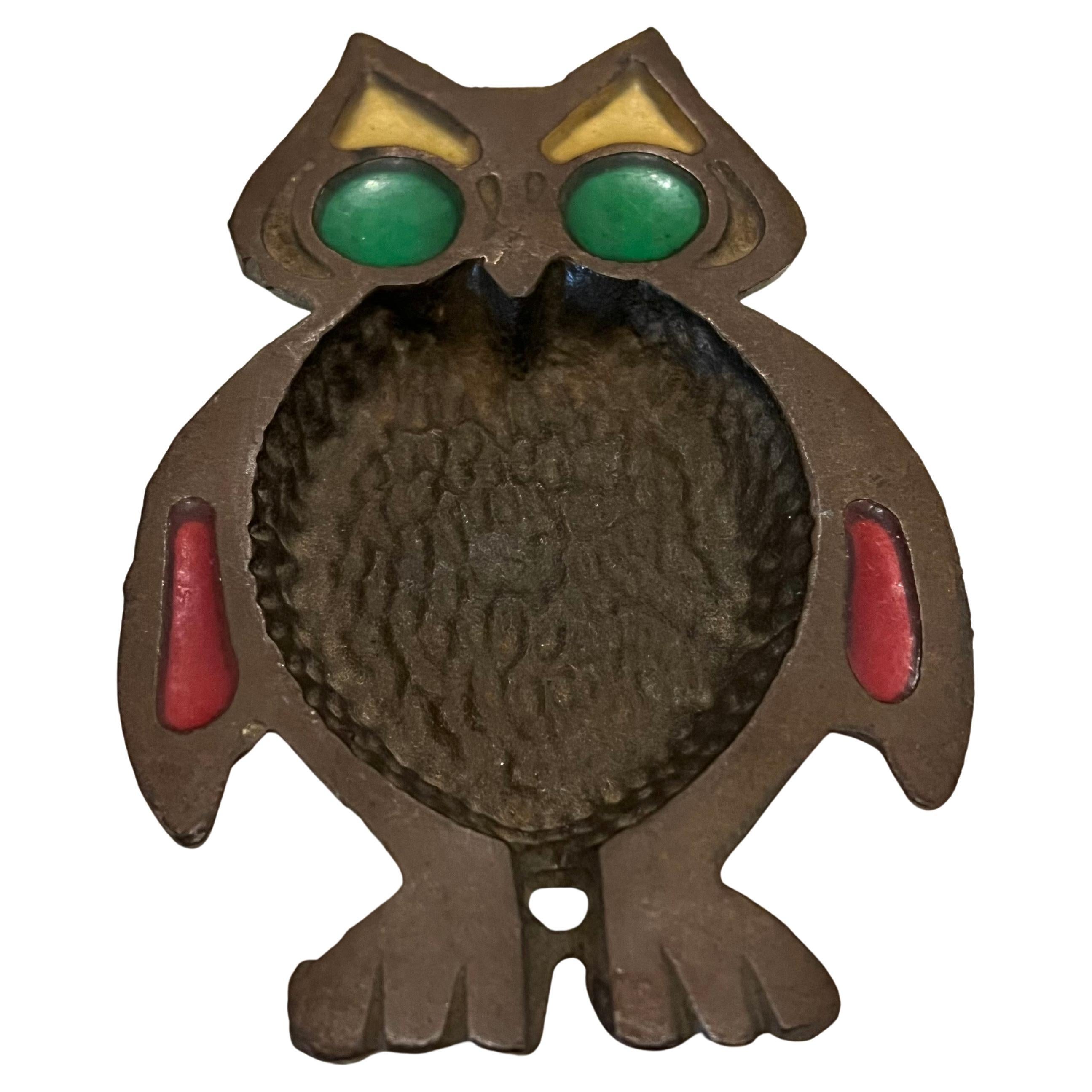 Hibou fantaisiste en métal moulé, avec des yeux et des oreilles en résine colorée, circa 1950, peut être utilisé comme cendrier.