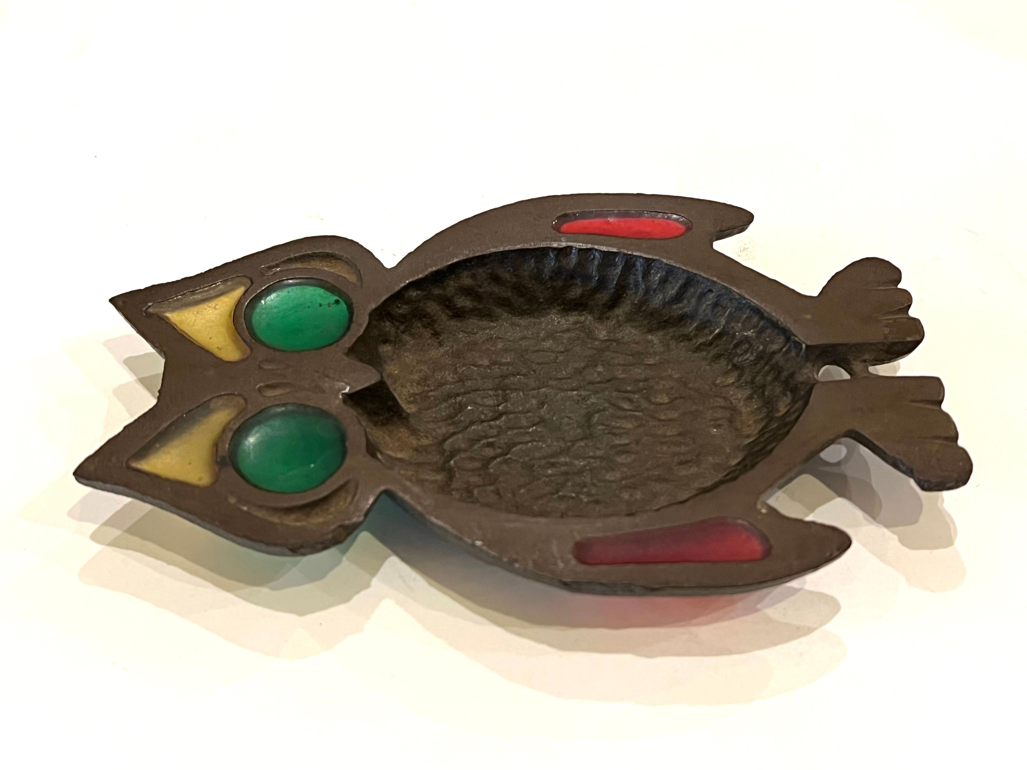 Mid-Century Modern Métal décoratif fantaisiste des années 1950 attire le regard Hibou en métal moulé et résine en vente