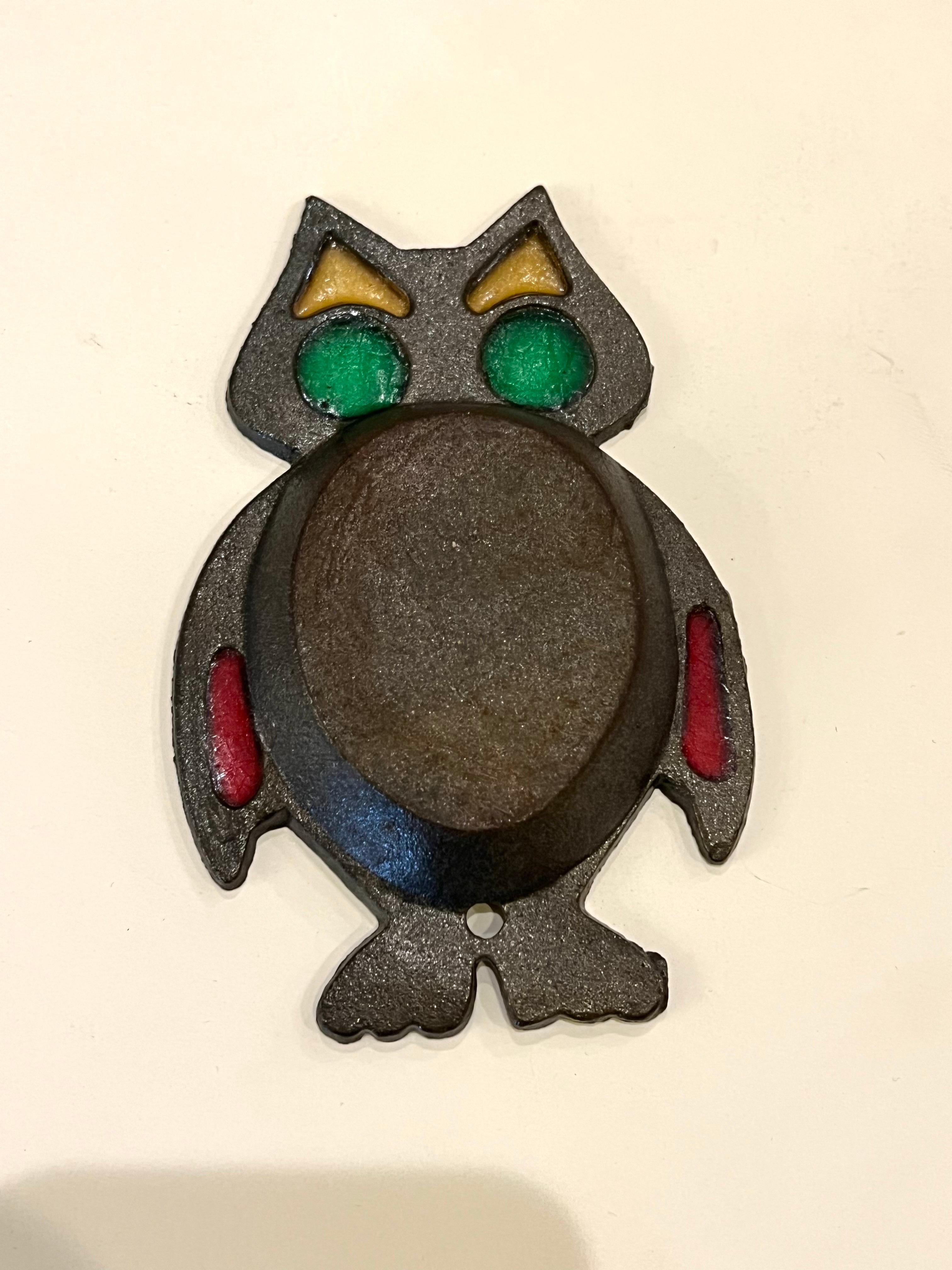 Japonais Métal décoratif fantaisiste des années 1950 attire le regard Hibou en métal moulé et résine en vente