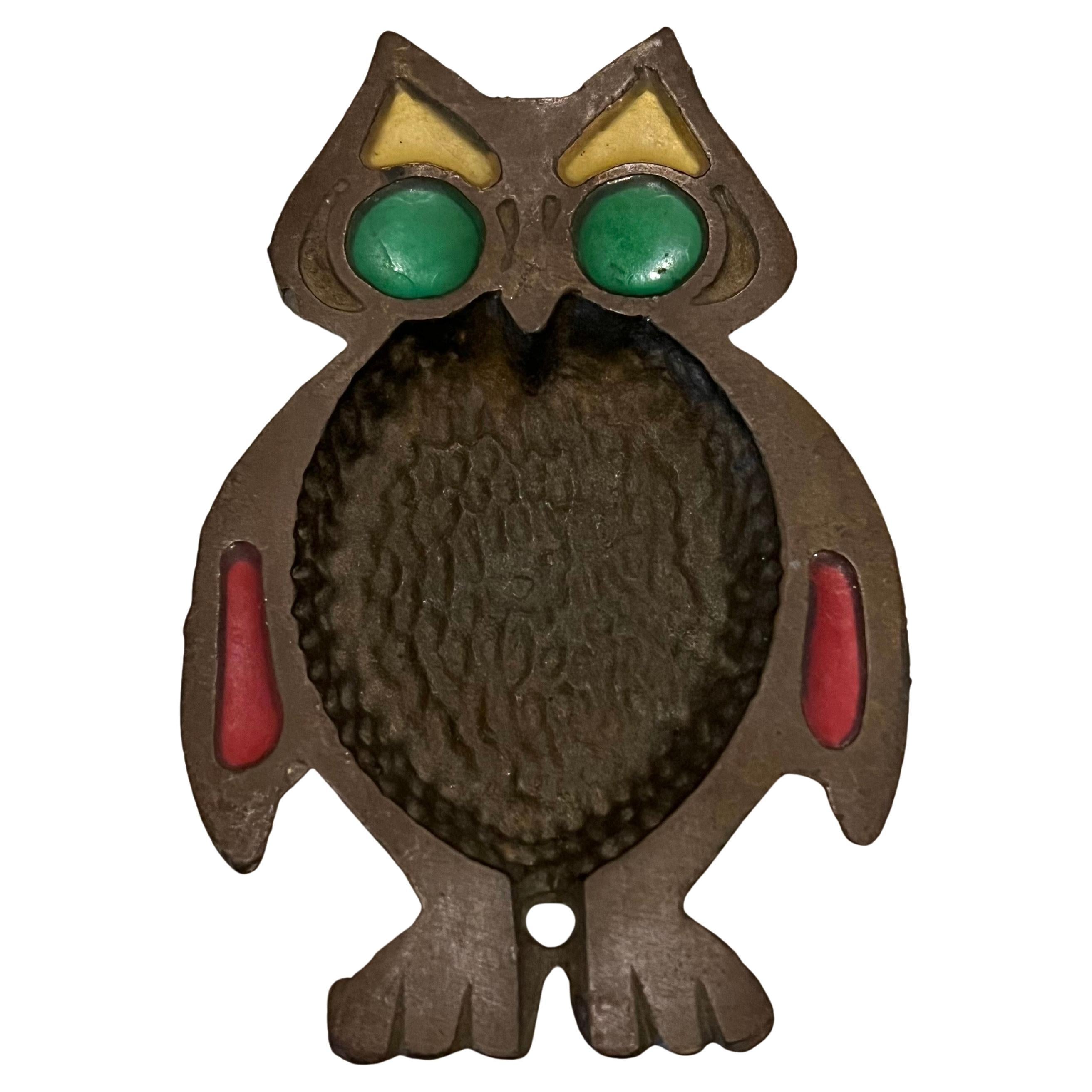 Métal décoratif fantaisiste des années 1950 attire le regard Hibou en métal moulé et résine en vente
