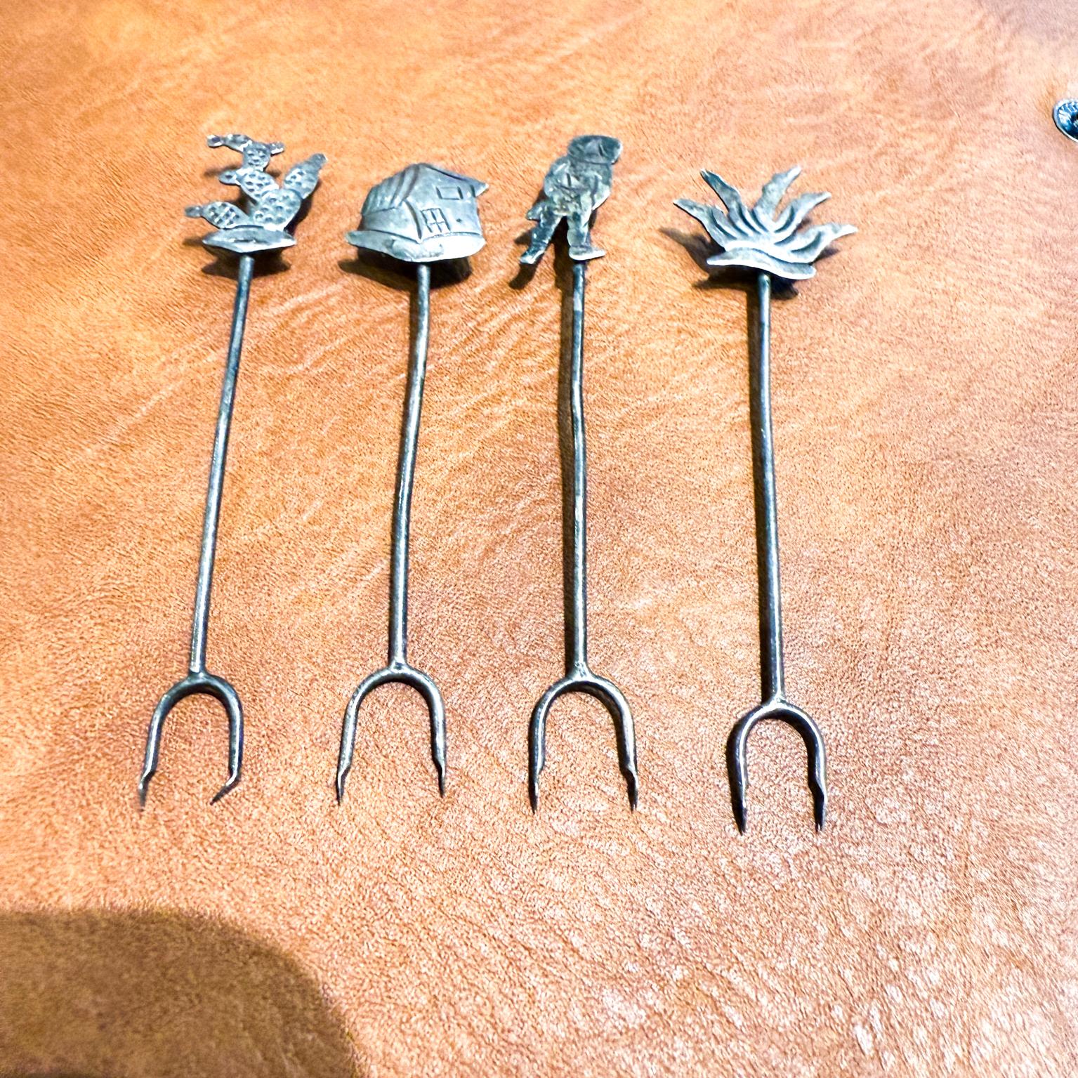 AMBIANIC presents
1950s Sterling Silver Cocktail Forks Appetizer Picks Taxco Mexico
Signed Maricela Tasco
Listed item includes 4 forks
3.13 long x .63 w
Preowned vintage unrestored
Refer to images listed