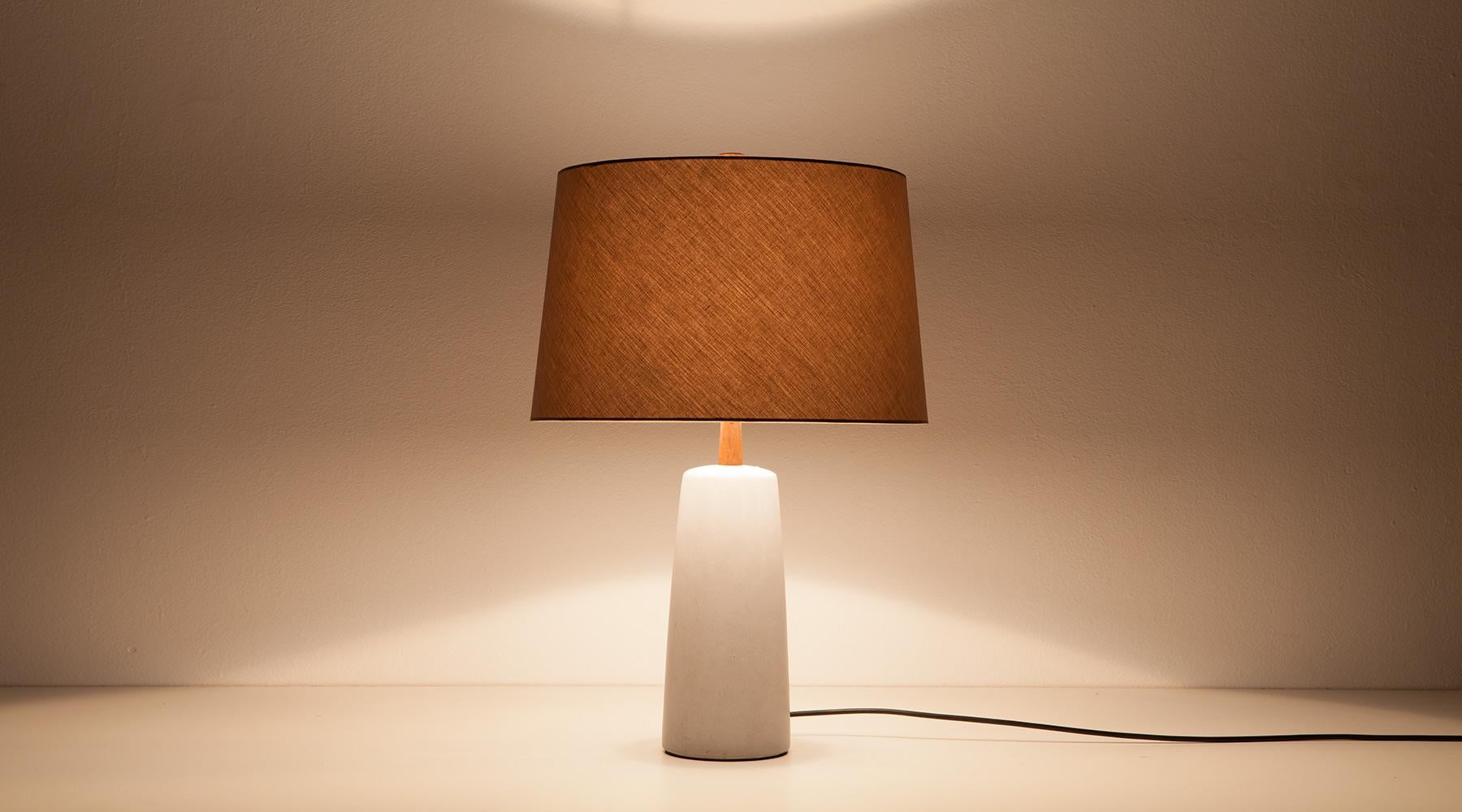 Table lamp, white and beige, by Jane & Gordon Martz

Dazzling plain, attractive ceramic table lamp by designers Jane & Gordon Martz. In outstanding condition, the color of the materials enables a warm and inviting light, suiting many different