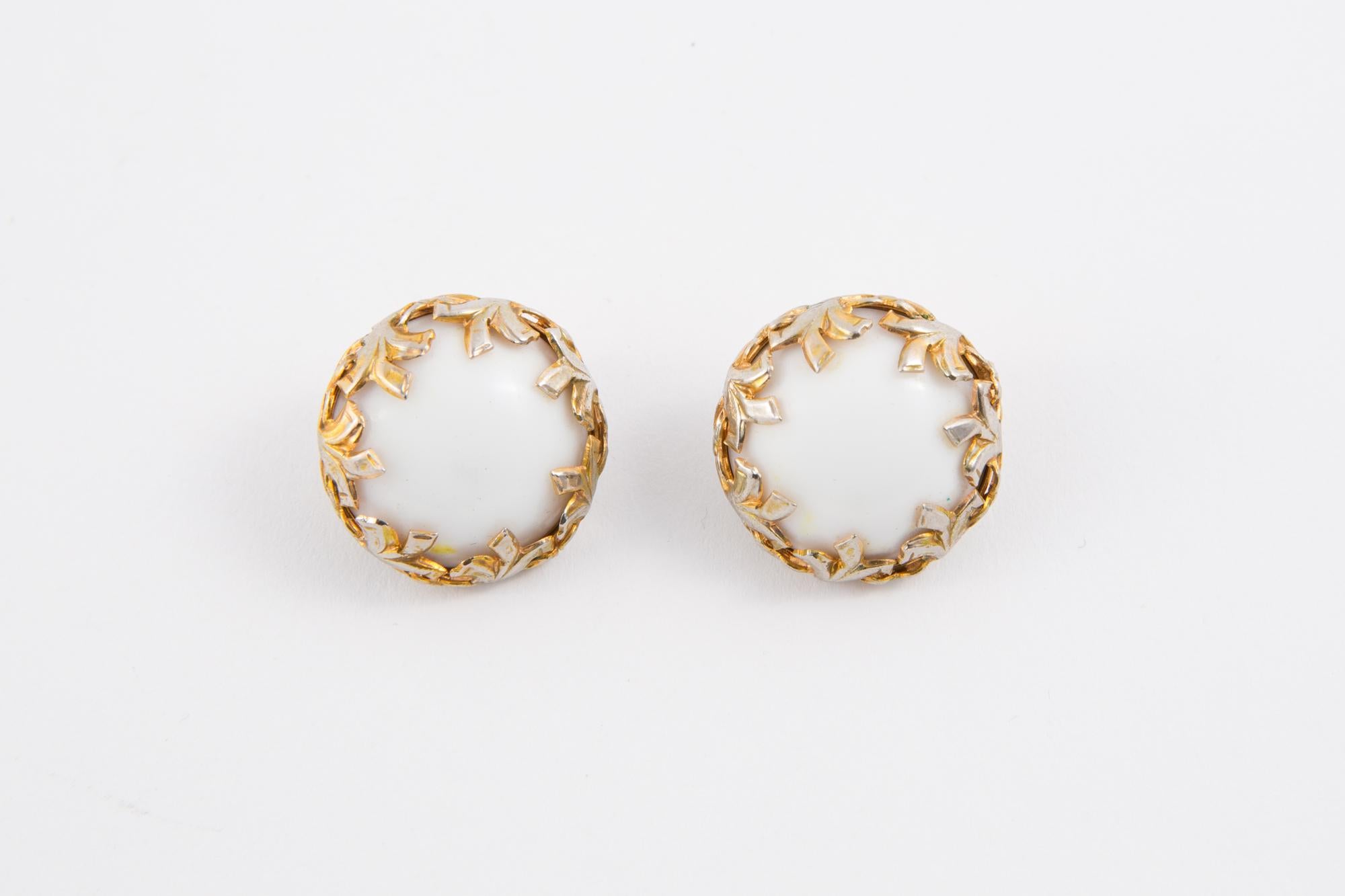 1950s white and gold tone flowers clip on earrings featuring white resin beads, a back clip fastening.  
In good vintage condition  Made in France. 
These earrings come as a pair. 
Width diameter: 1in (2.5cm)
We guarantee you will receive this