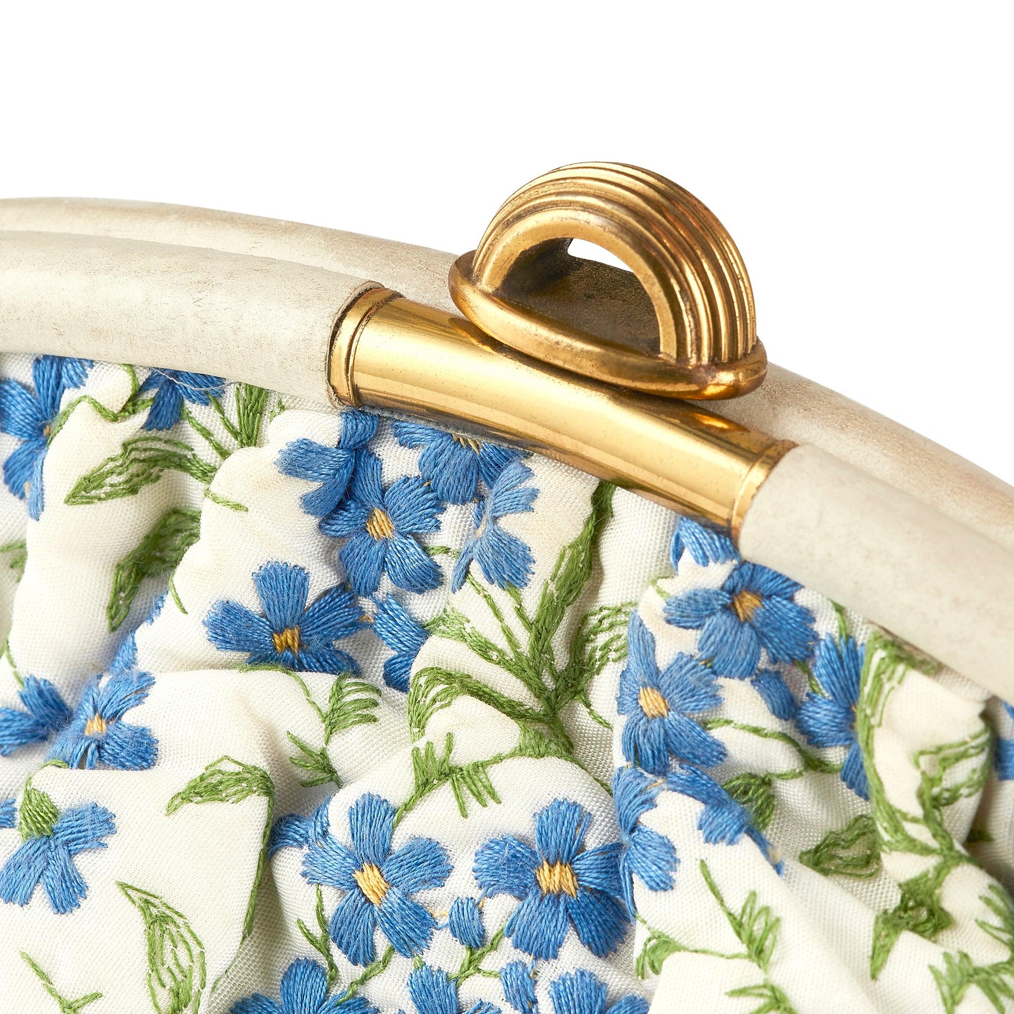 1950s White Bag with Forget-Me-Not Flowers and Matching Gloves In Good Condition For Sale In London, GB