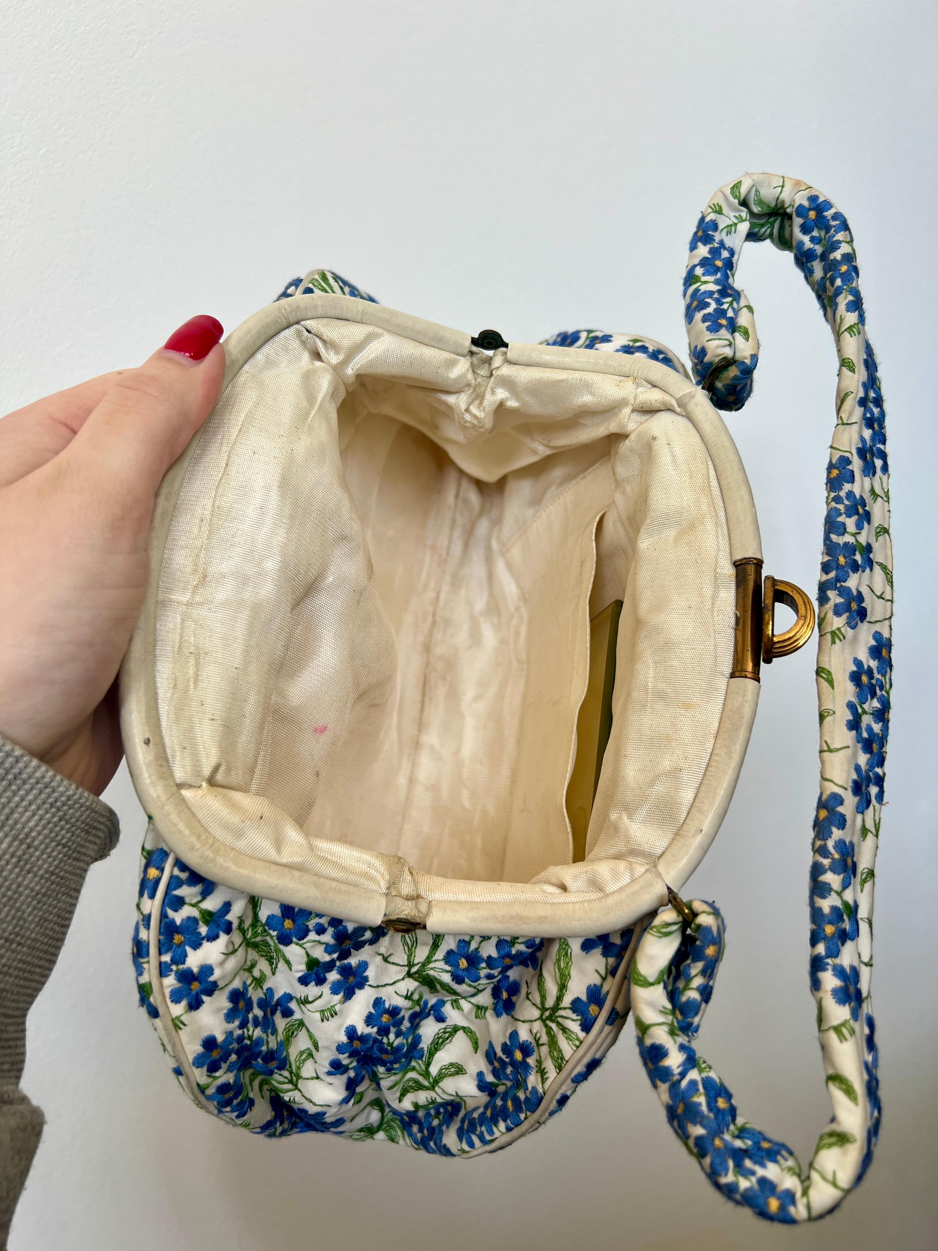 Women's 1950s White Bag with Forget-Me-Not Flowers and Matching Gloves For Sale