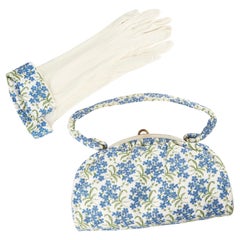 Sac blanc des années 1950 avec fleurs myosotis et gants assortis
