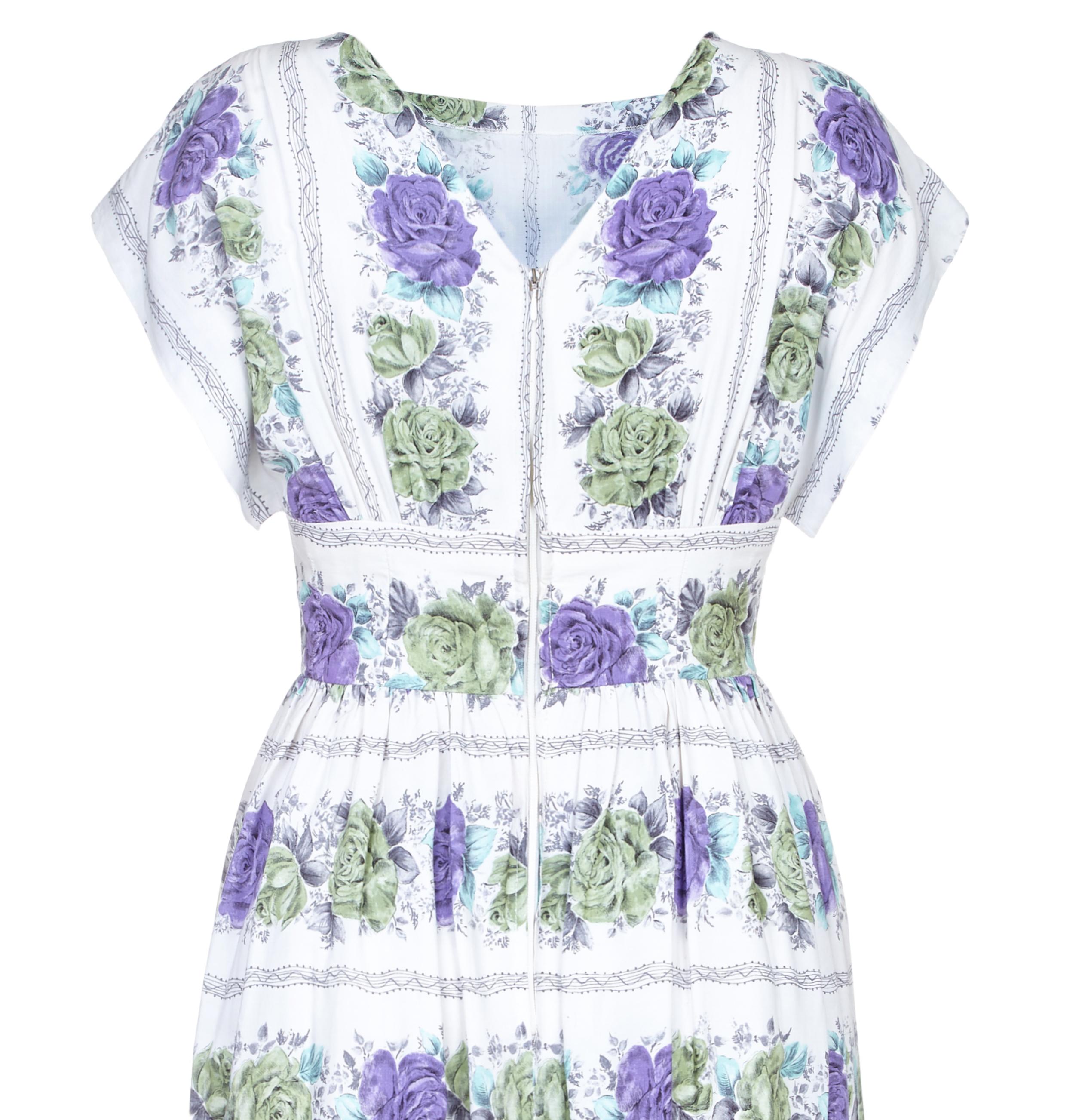 1950s White Cotton Floral Dress With Rose Print In Excellent Condition For Sale In London, GB