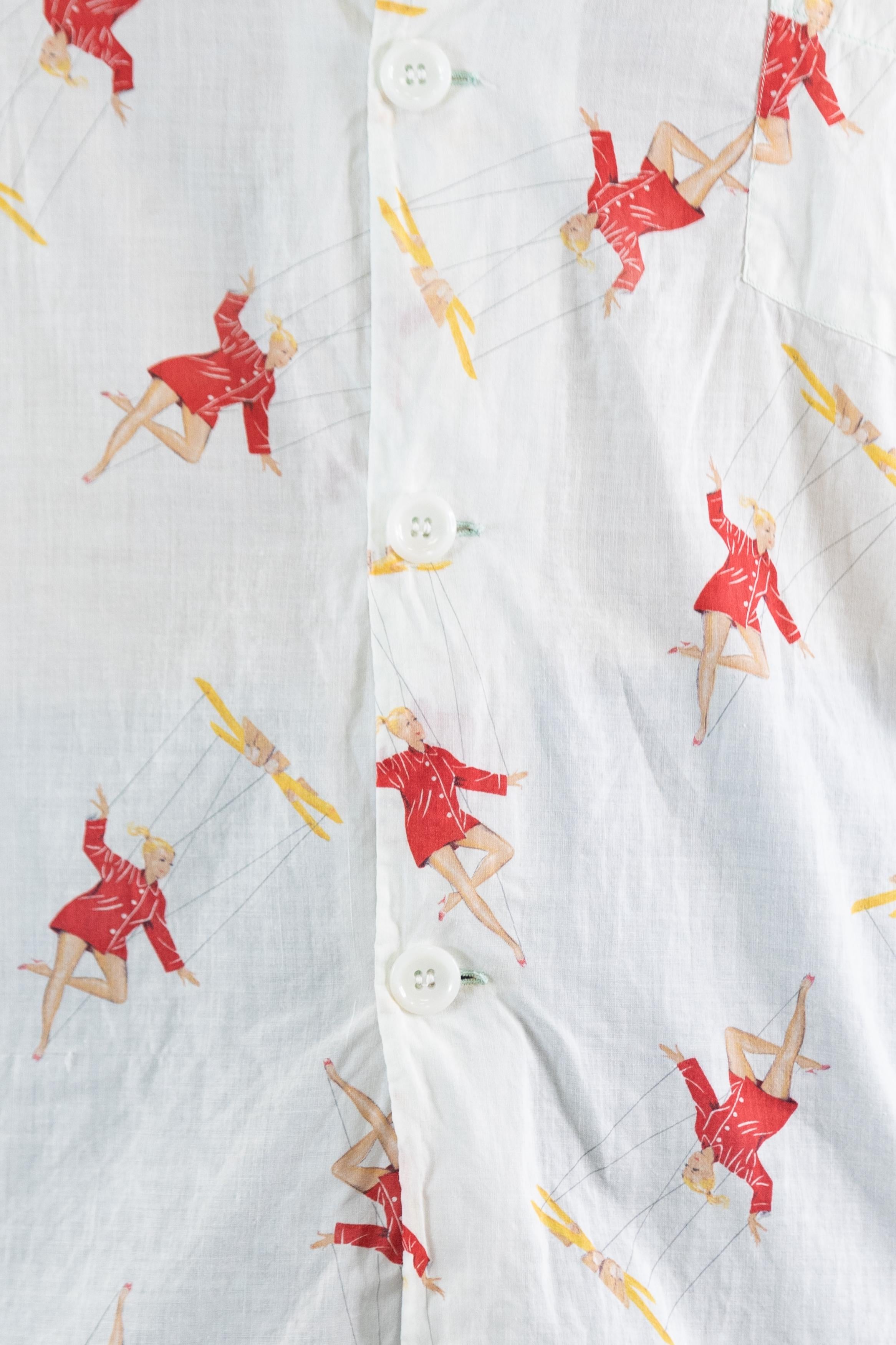 1950er Weiß Baumwolle Herren Damen-On-A-String Neuheit Puppet Print Pajama Top im Angebot 4