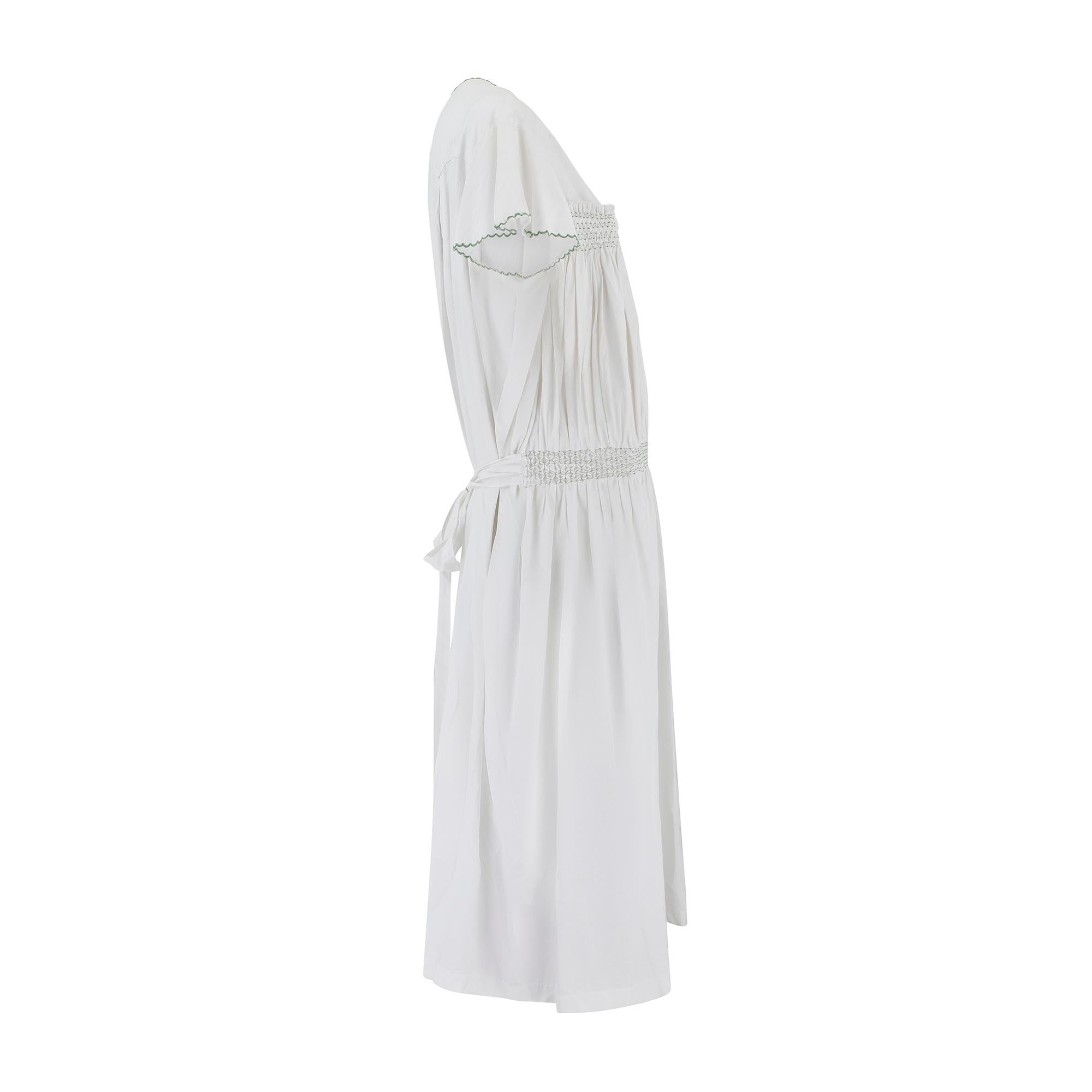 Nous aimons vraiment la simplicité du design de cette robe à smocks. Il est si bien fait qu'il pourrait dater de la fin des années 1930 jusqu'au début des années 1960 et a un aspect intemporel et contemporain.  Notez les ourlets festonnés et les