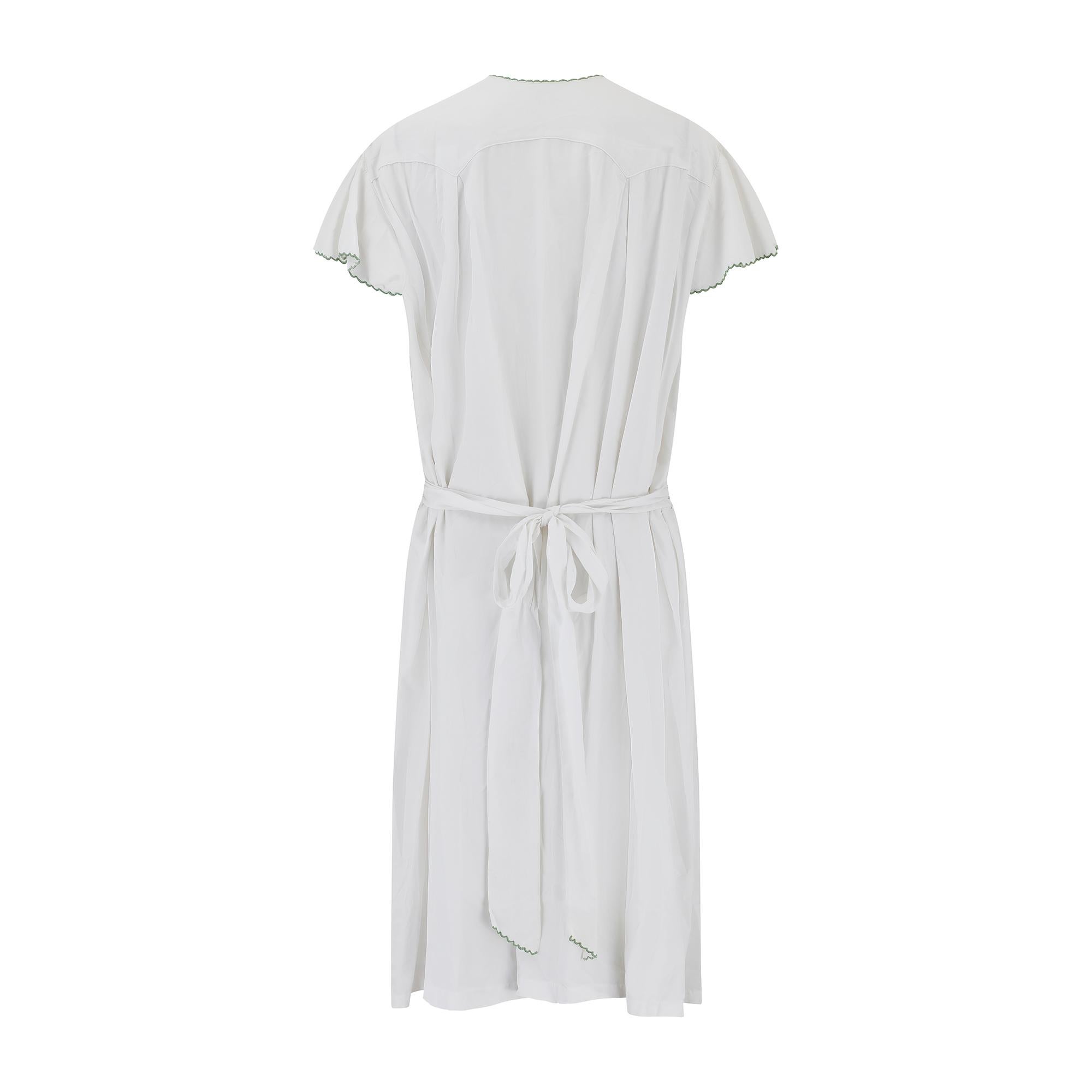 Gris 1950s White Cotton Smocked Dress with Tie Back (Robe en coton blanc à smocks et dos noué) en vente