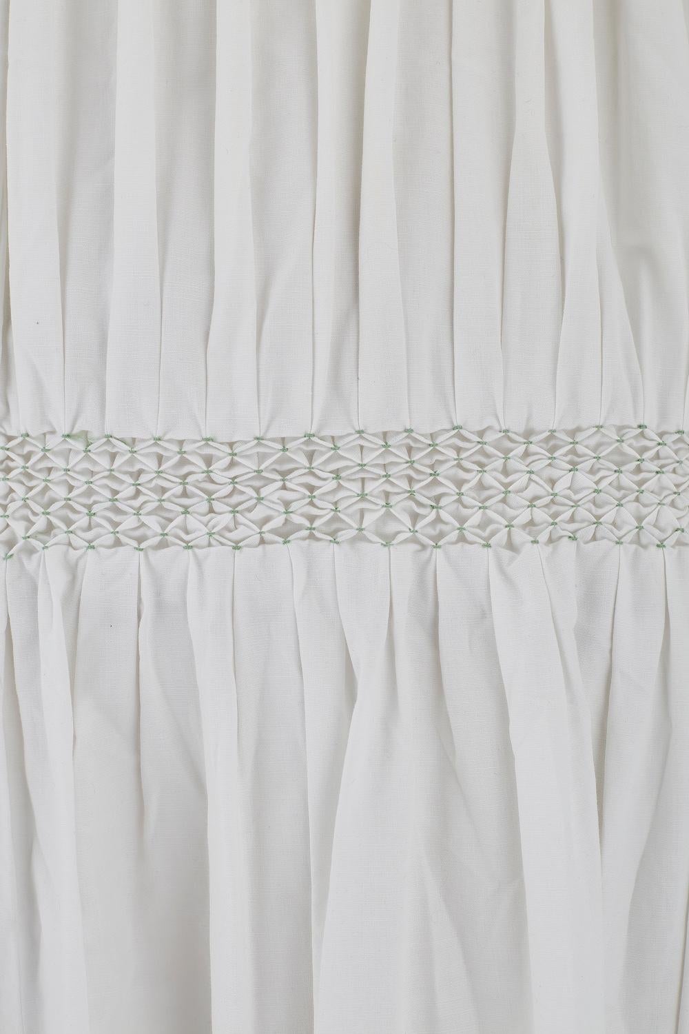 1950s White Cotton Smocked Dress with Tie Back (Robe en coton blanc à smocks et dos noué) Excellent état - En vente à London, GB
