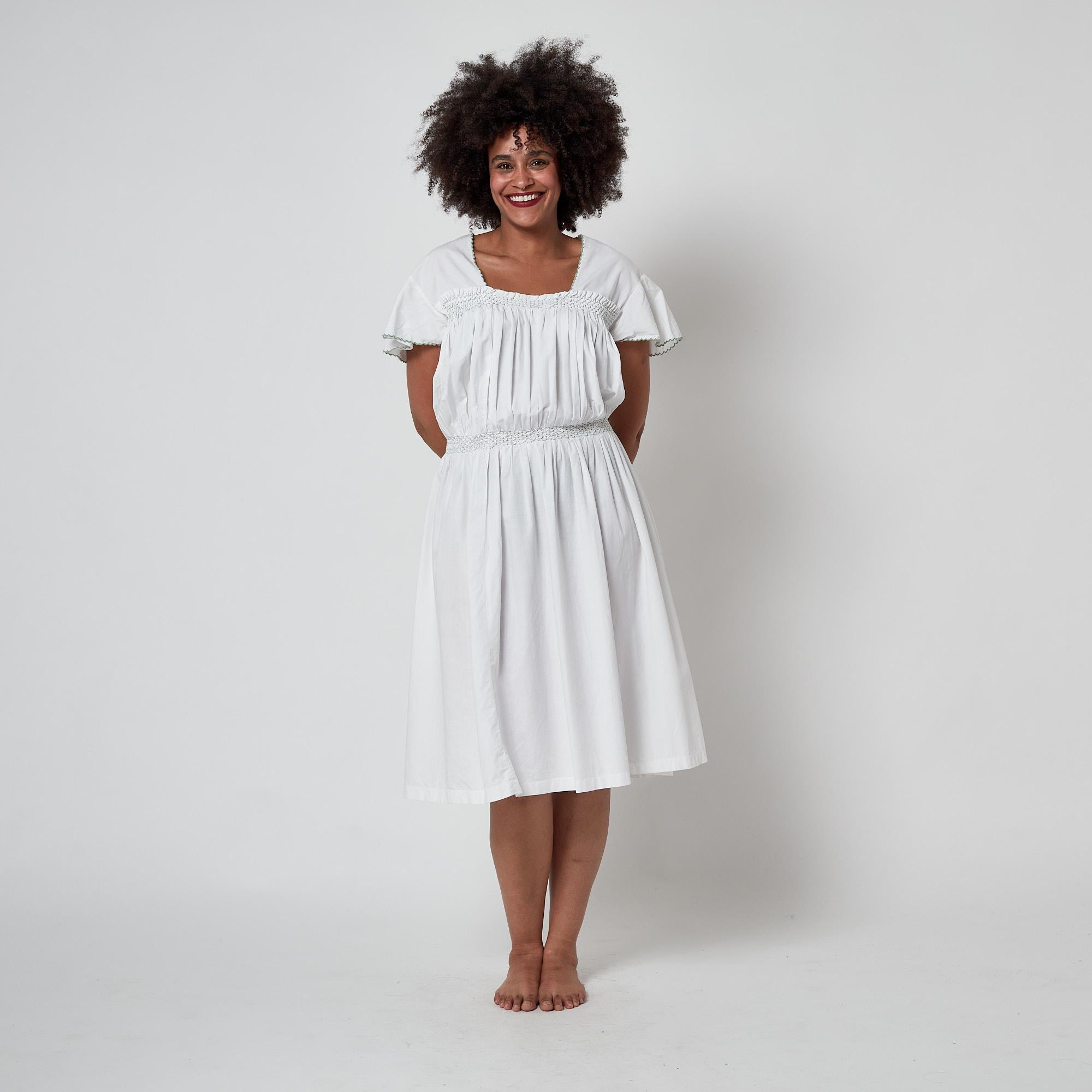 1950s White Cotton Smocked Dress with Tie Back (Robe en coton blanc à smocks et dos noué) Pour femmes en vente