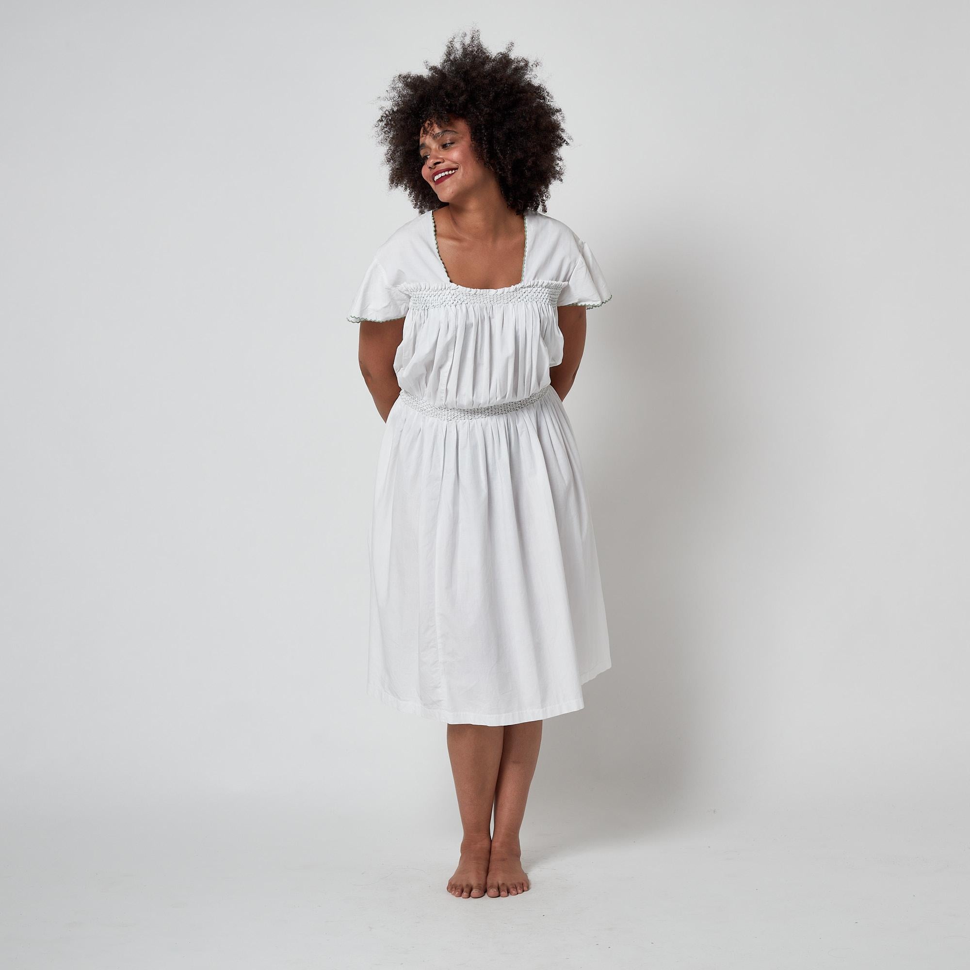 1950s White Cotton Smocked Dress with Tie Back (Robe en coton blanc à smocks et dos noué) en vente 1