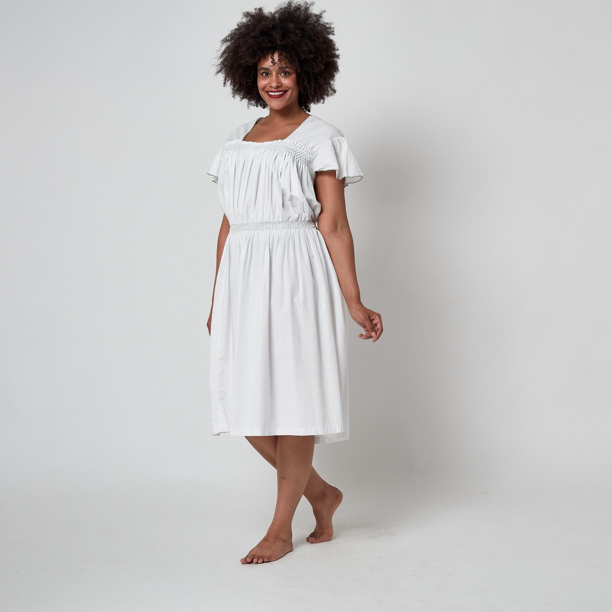 1950s White Cotton Smocked Dress with Tie Back (Robe en coton blanc à smocks et dos noué) en vente 2