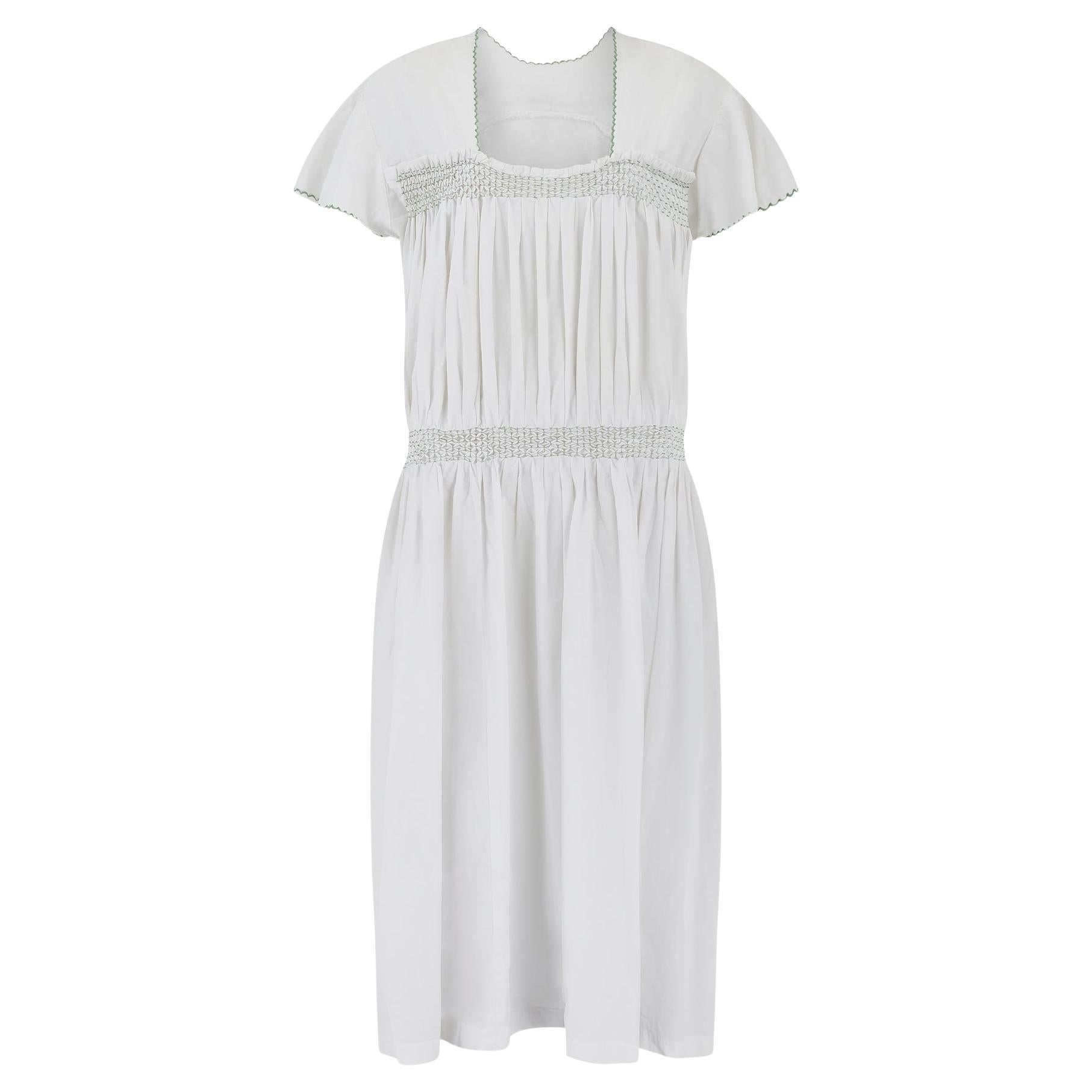 1950s White Cotton Smocked Dress with Tie Back (Robe en coton blanc à smocks et dos noué) en vente
