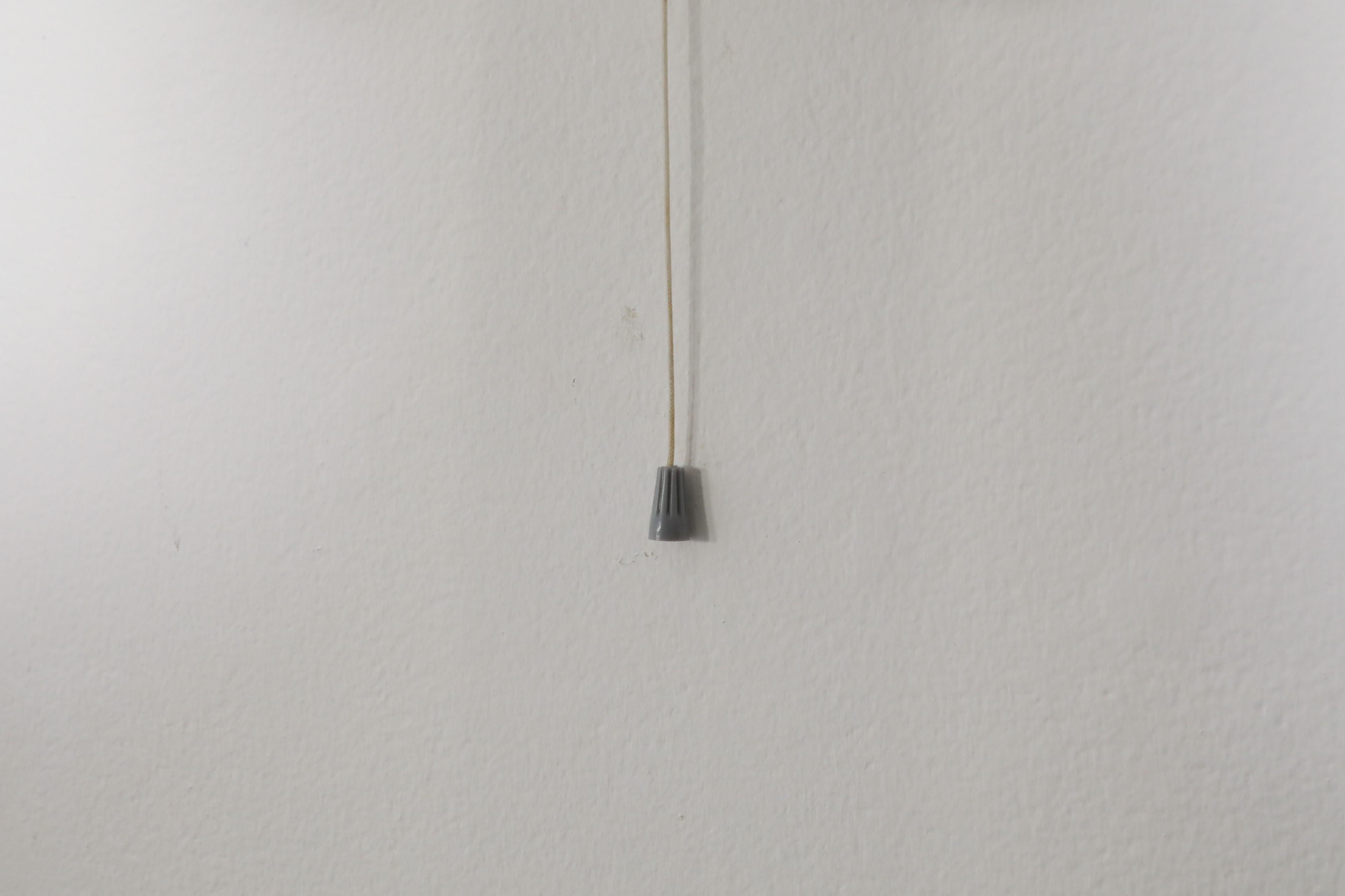 Lampada da parete cilindrica bianca degli anni '50 con base in bachelite color crema e interruttore a pulsante in vendita 3