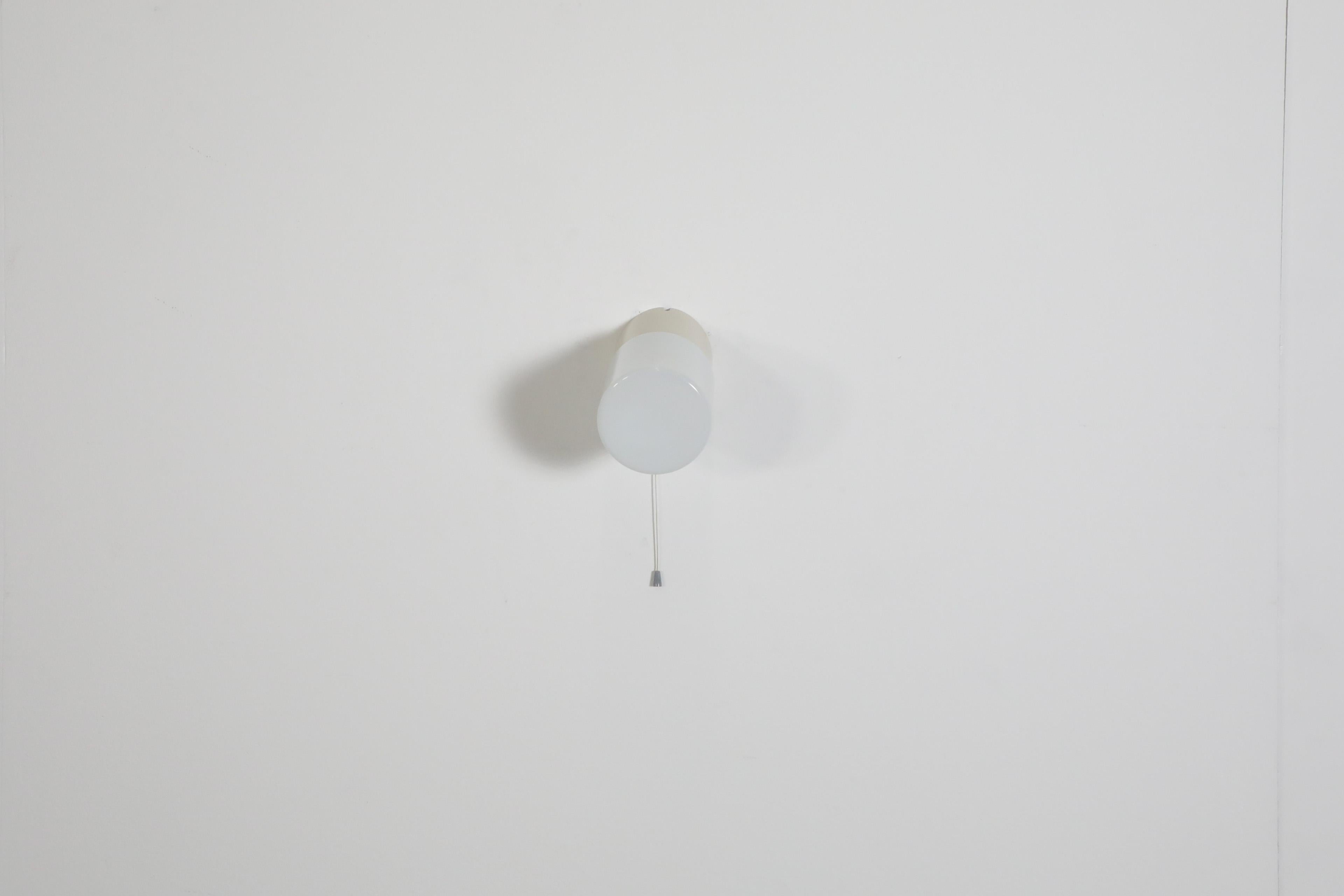 Lampada da parete cilindrica bianca degli anni '50 con base in bachelite color crema e interruttore a pulsante in vendita 4