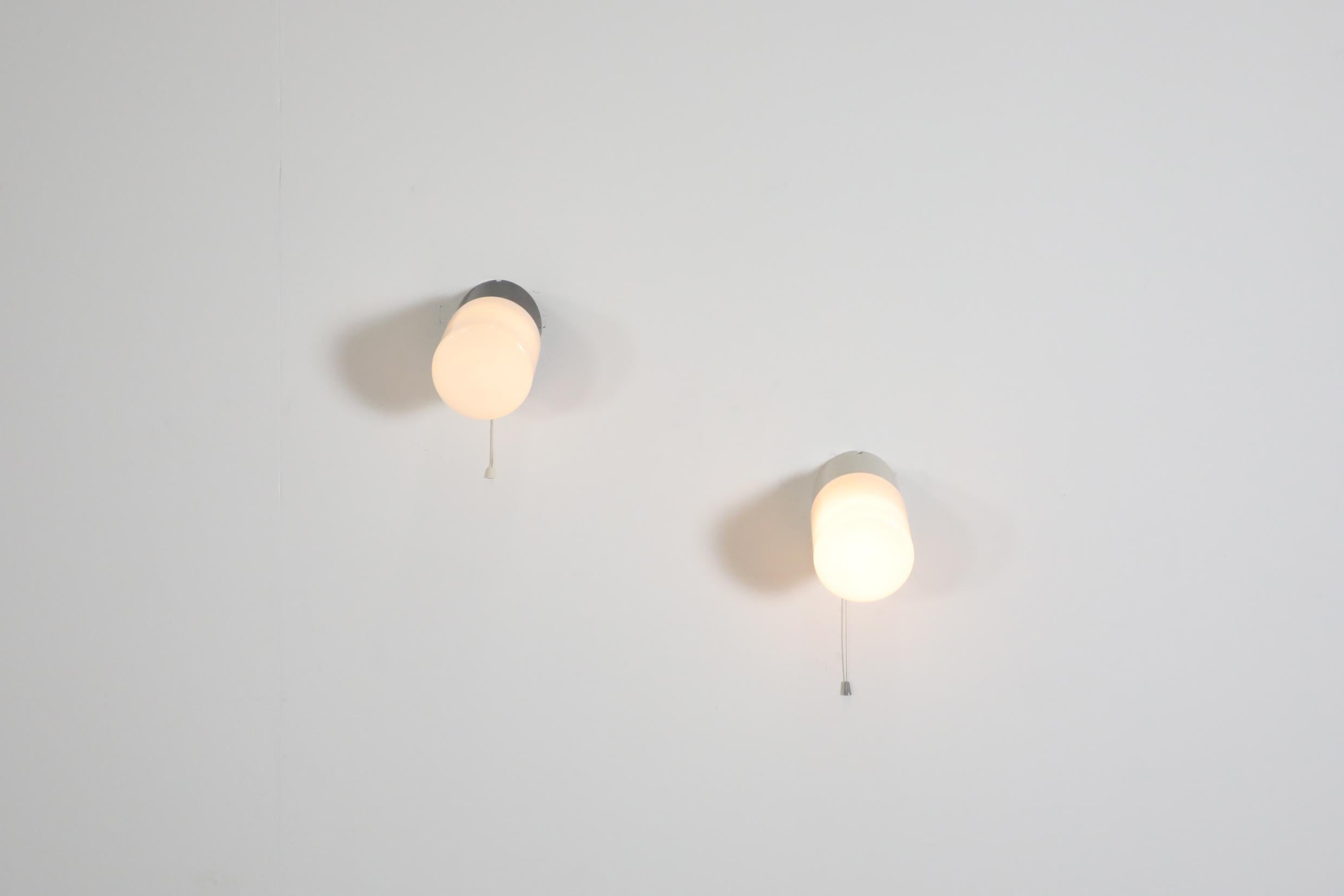 Mid-Century moderno Lampada da parete cilindrica bianca degli anni '50 con base in bachelite color crema e interruttore a pulsante in vendita