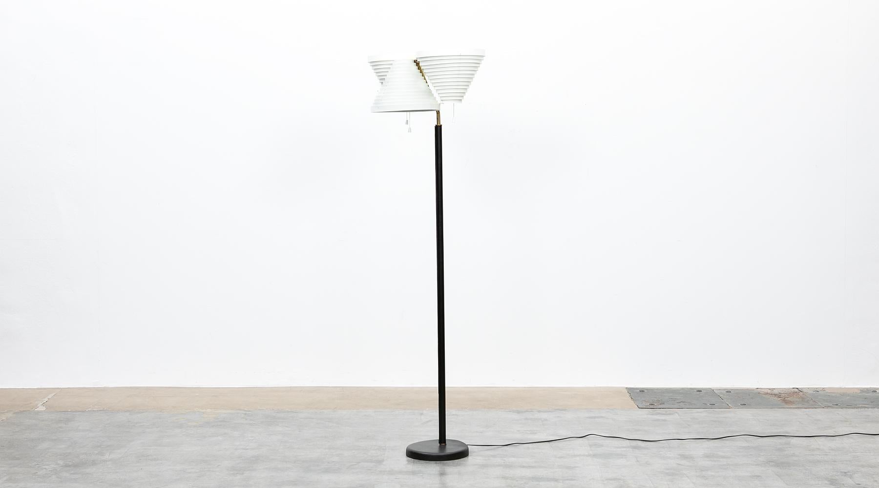 1950s White Enameled Metal Shades Floor Lamp by Alvar Aalto In Good Condition For Sale In Frankfurt, Hessen, DE