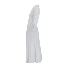 1950s White Eyelet Shirtwaister Dress with Double Frilled Collar (Robe de tailleur de chemise en œillets blancs avec double col à volants)