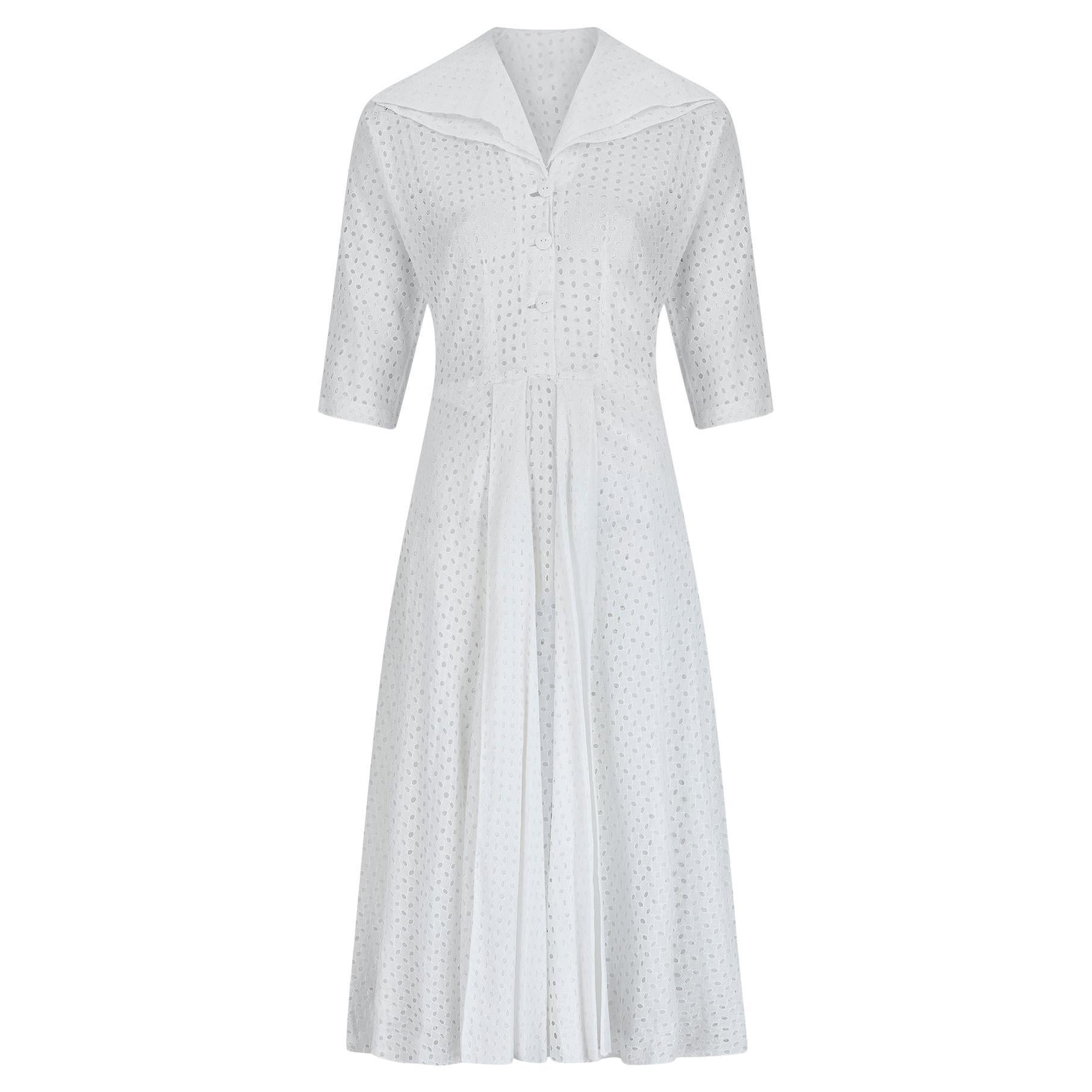 Vestido camisero blanco de ojales de los años 50 con doble cuello de volantes