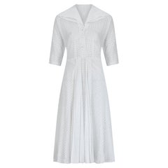 1950s White Eyelet Shirtwaister Dress with Double Frilled Collar (Robe de tailleur de chemise en œillets blancs avec double col à volants)