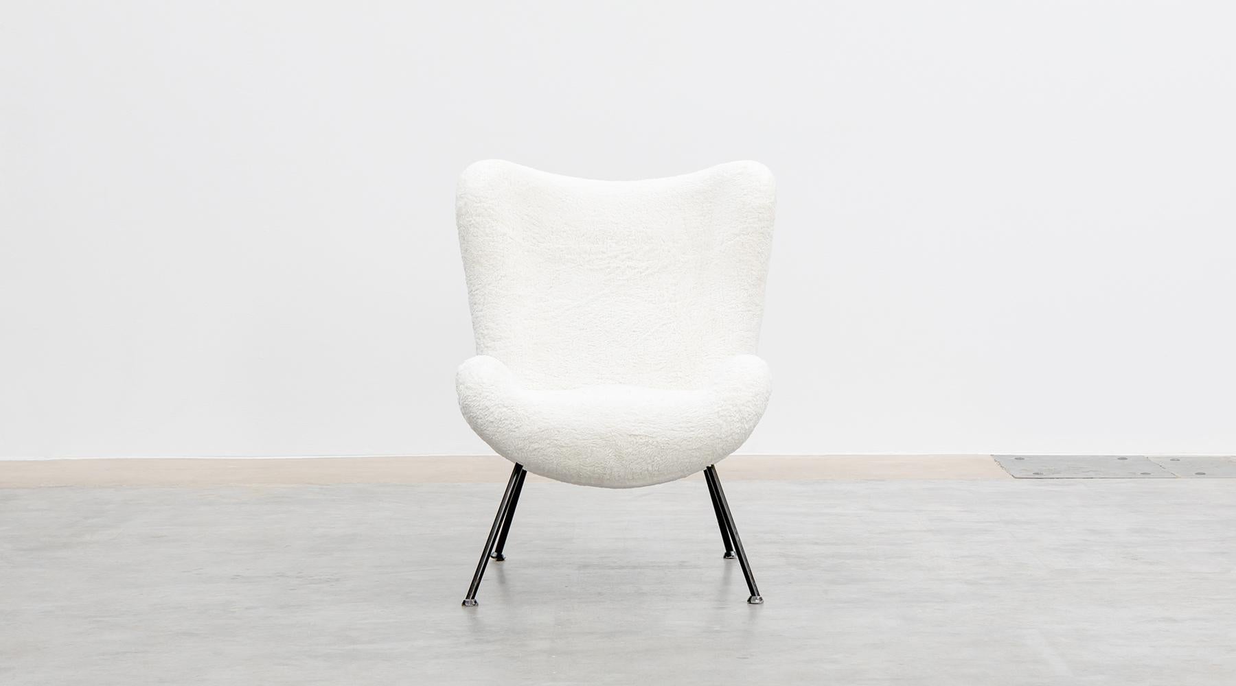 Lounge chair, white faux fur, metal legs, Fritz Neth, Germany, 1955.

Unique lounge chair designed by German Fritz Neth in the 1950s. Organically shaped seat shell on black lacquered metal legs. These chairs are extremely comfortable and comes in
