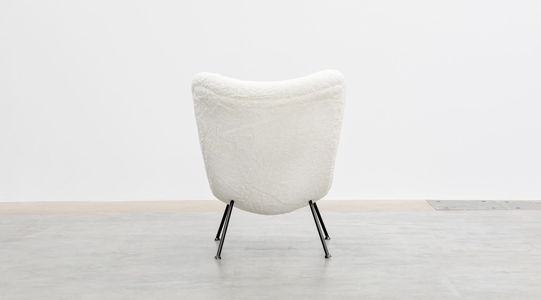 1950s White Faux Fur on Black Metal Legs Lounge Chair by Fritz Neth 'b' In Good Condition For Sale In Frankfurt, Hessen, DE