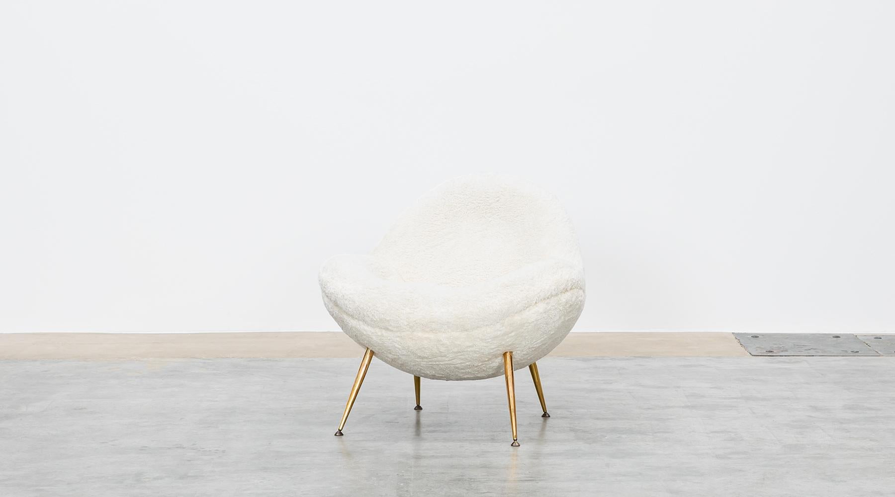 Lounge chair, new upholstery, white faux fur, brass legs, Fritz Neth, Germany, 1955.

A single lounge chair designed by German Fritz Neth in the 1950s. Organically shaped seat shell on brass legs. The chair is extremely comfortable and comes in