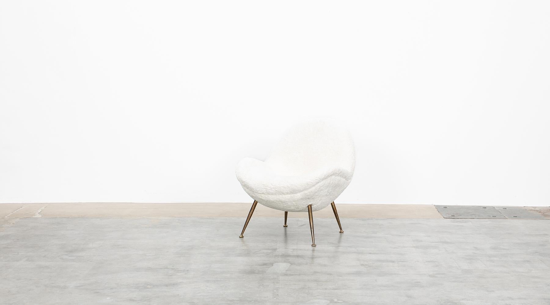 Lounge Chair, white faux fur, brass legs, Fritz Neth, Germany, 1955.

A single lounge chair designed by German Fritz Neth in the 1950s. Organically shaped seat shell on brass legs. The chair is extremely comfortable and comes in perfect condition