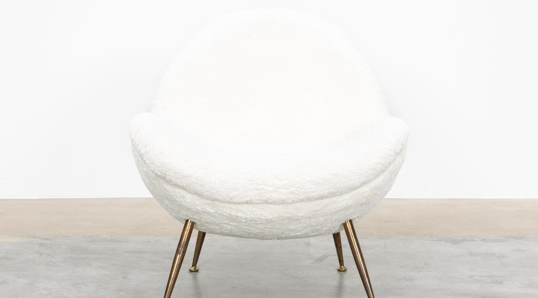 1950s White Faux Fur on Brass Legs Single Lounge Chair by Fritz Neth In Excellent Condition For Sale In Frankfurt, Hessen, DE